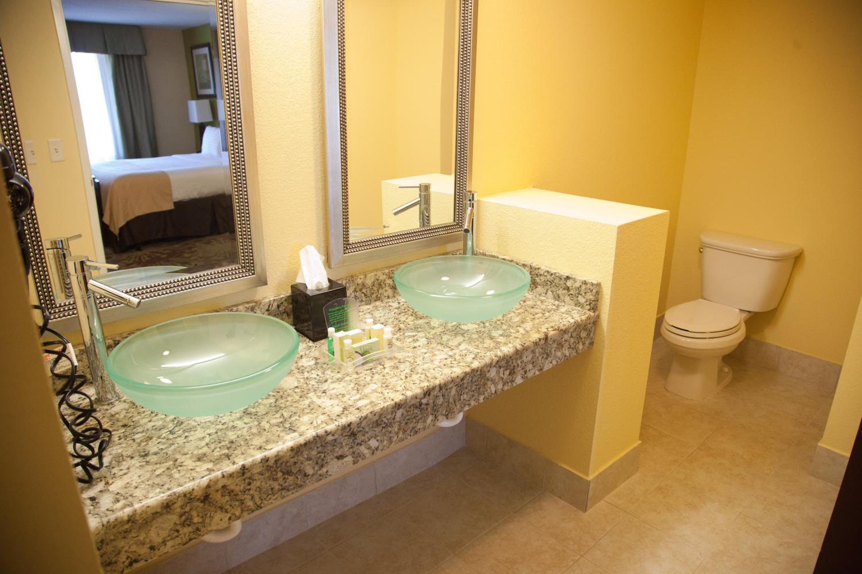 Two-Bedroom Suite - Photo 2
