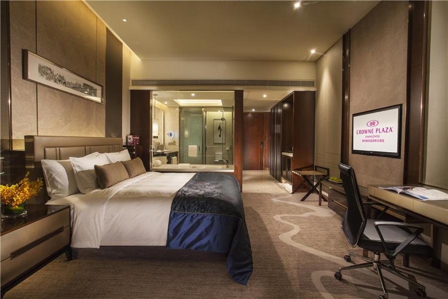 1 King Premium Lake View Lounge Access