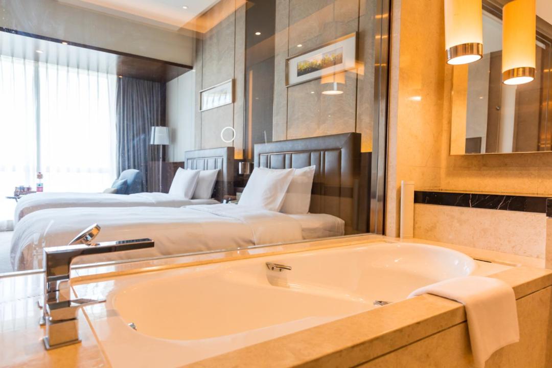 Standard King Room with City View photo 3