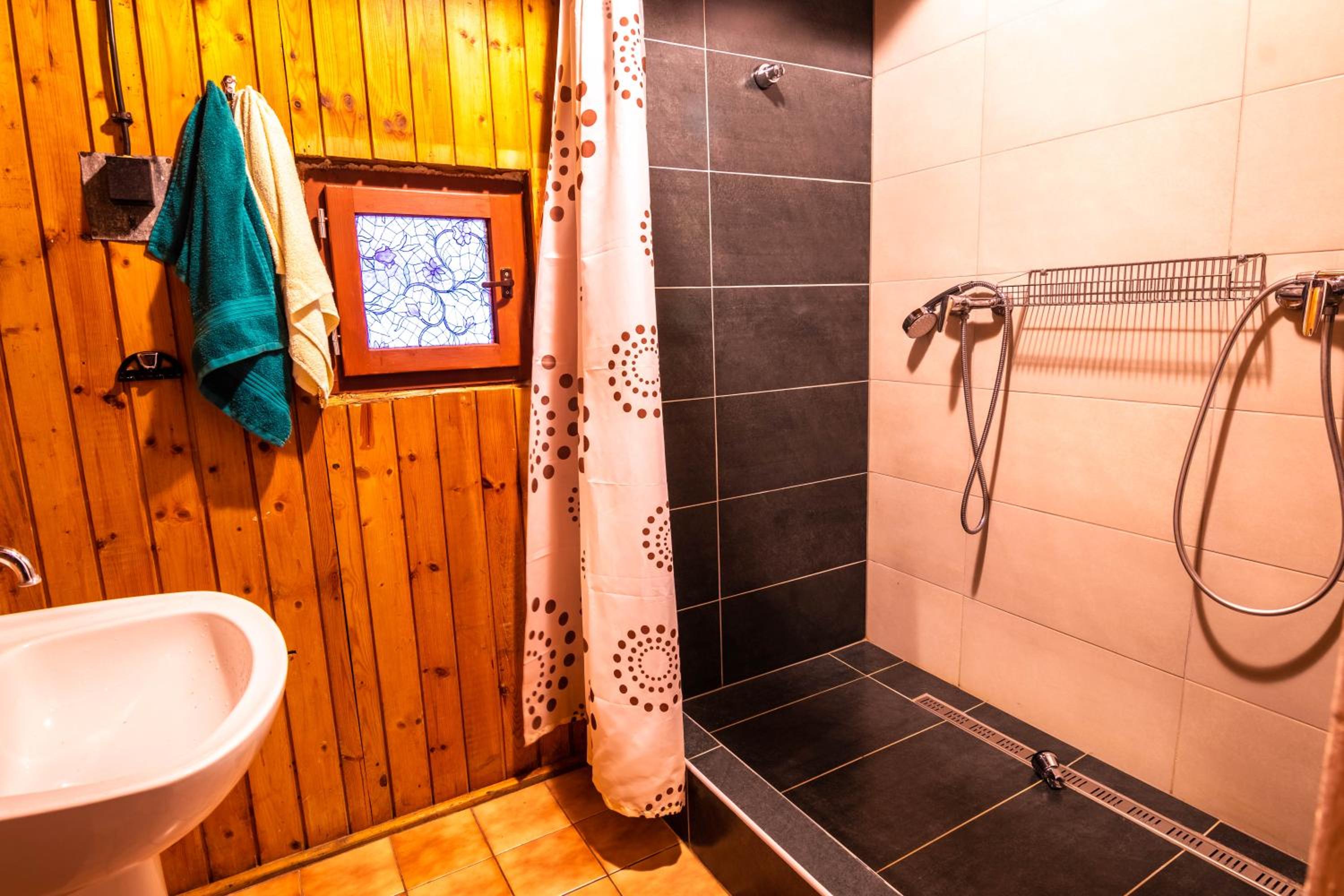 Three-Bedroom Apartment (10 Adults) - Photo 4