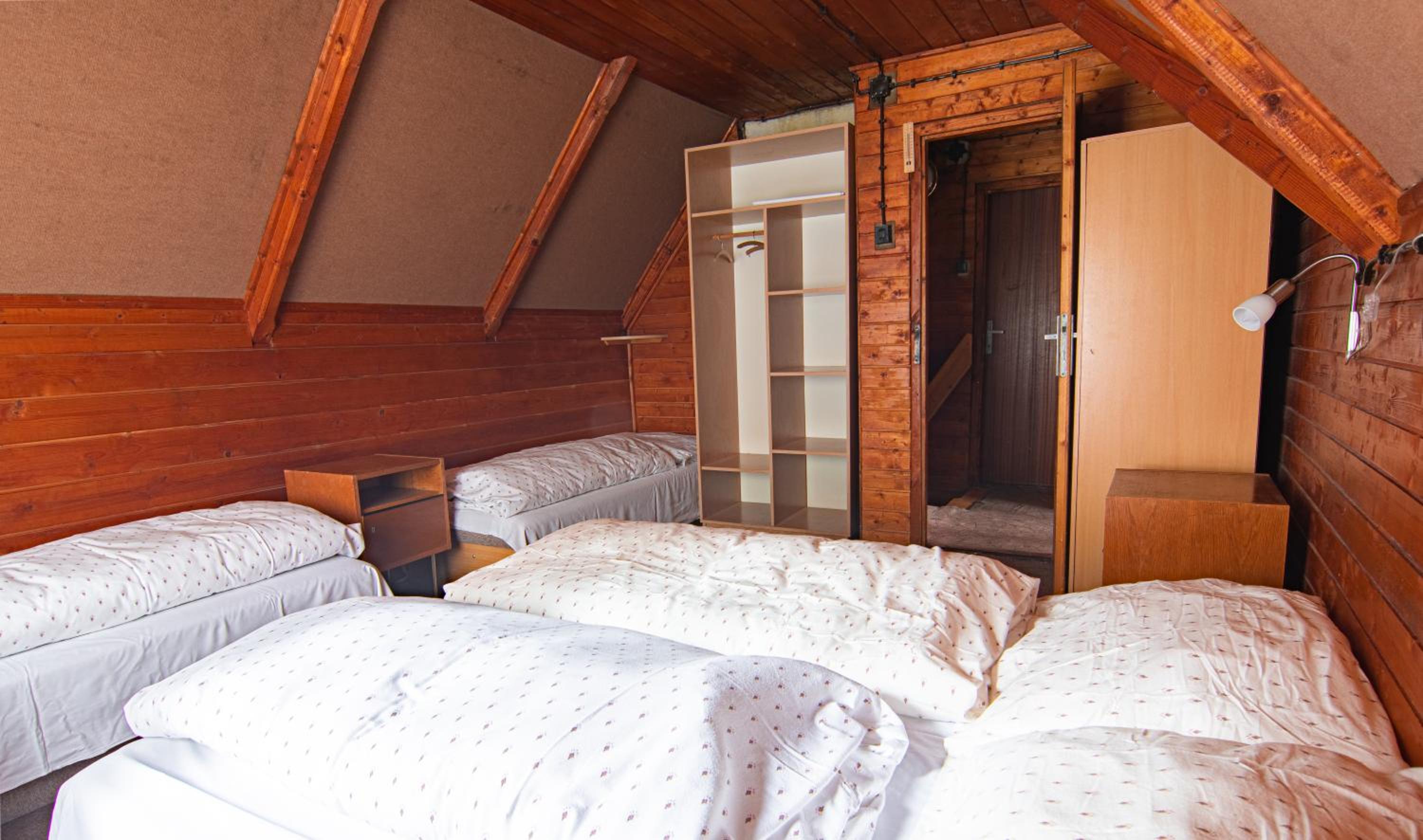 Three-Bedroom Apartment (10 Adults) - Photo 9