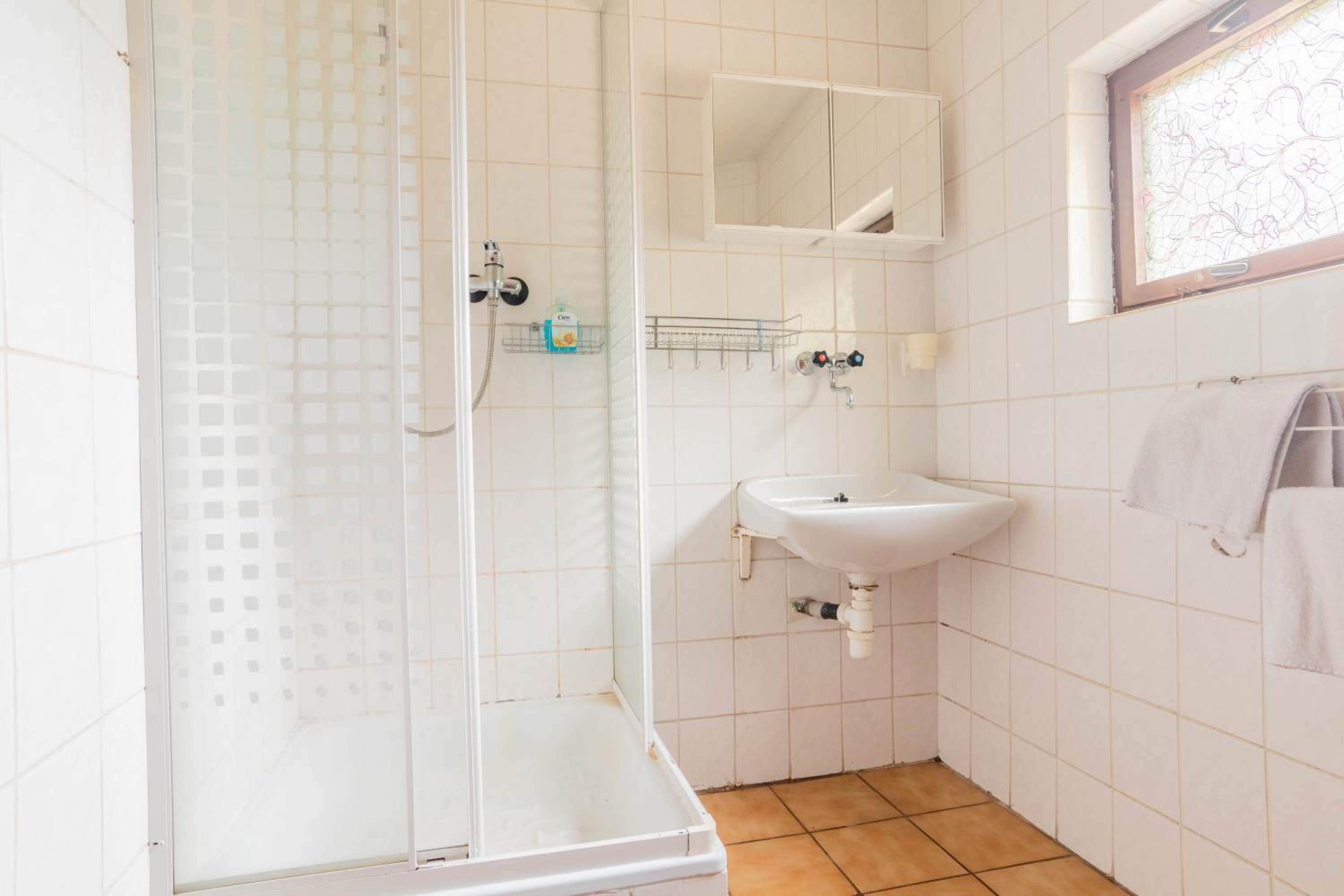 Three-Bedroom Apartment (8 Adults) - Photo 7