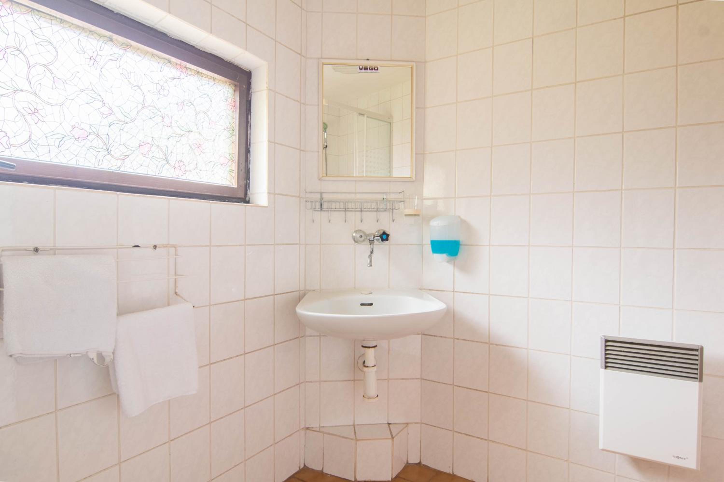 Three-Bedroom Apartment (8 Adults) - Photo 6