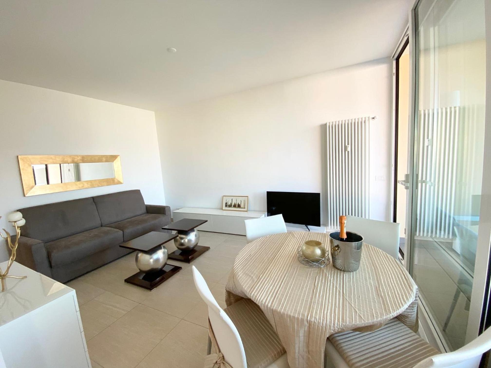 One-Bedroom Apartment photo 1