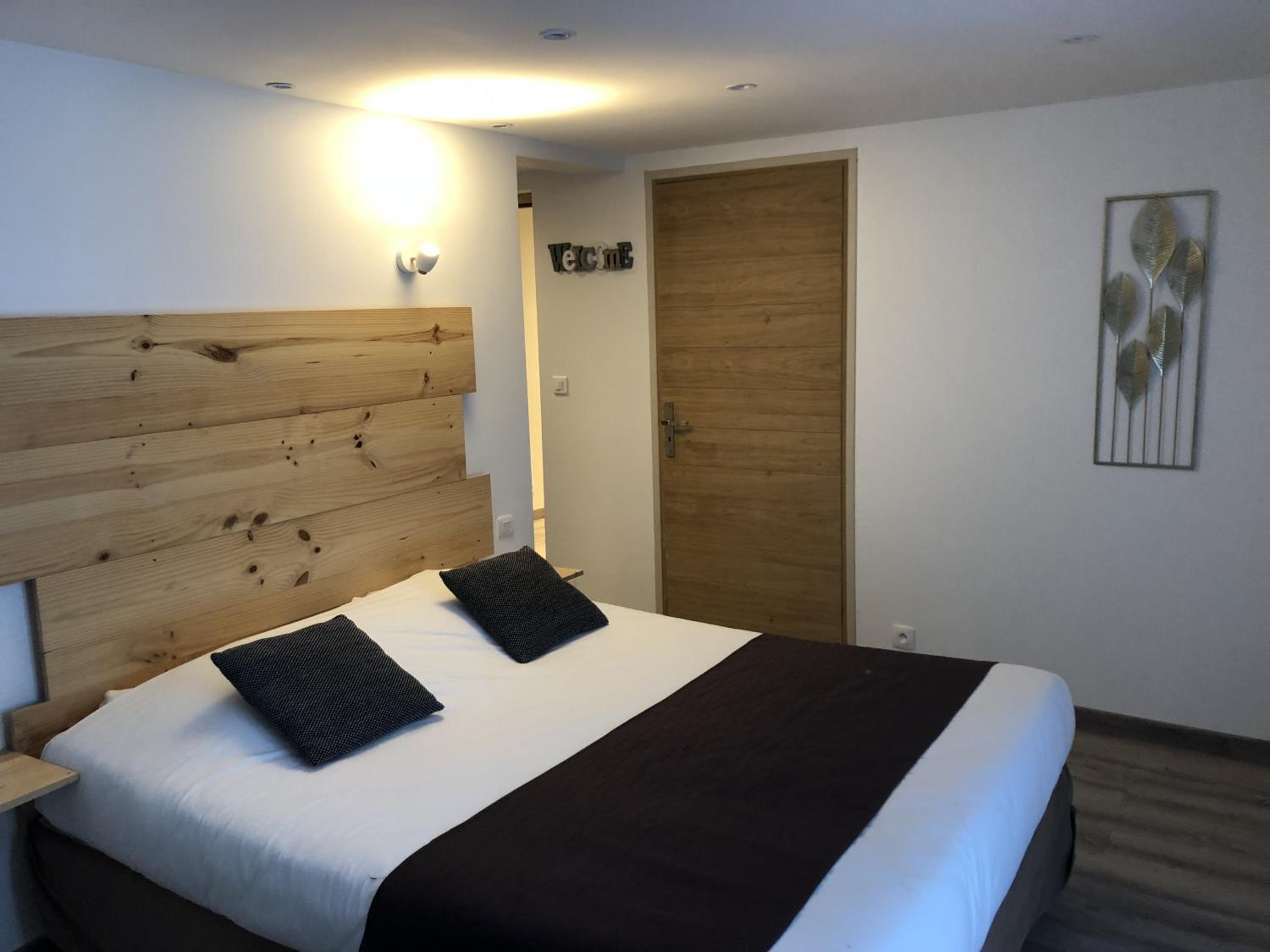 Premium Double Room With Lake View - Photo 7
