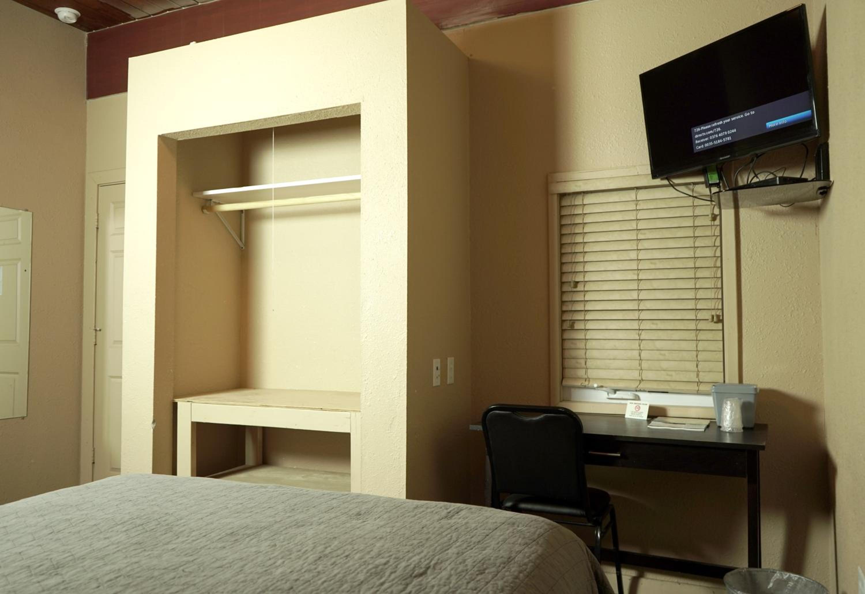 Double Room with Shared Bathroom photo 3