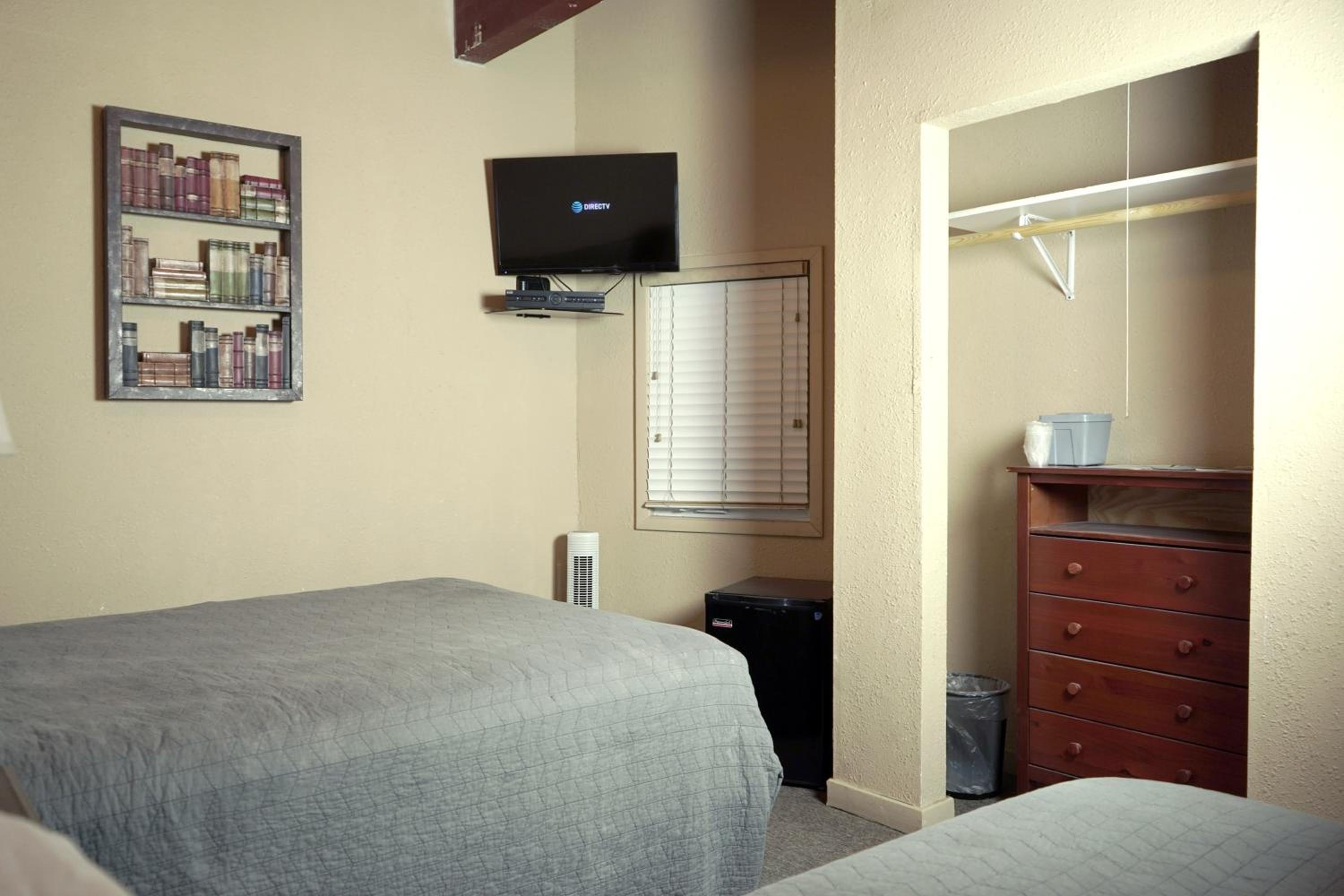 Double Room with Shared Bathroom photo 3