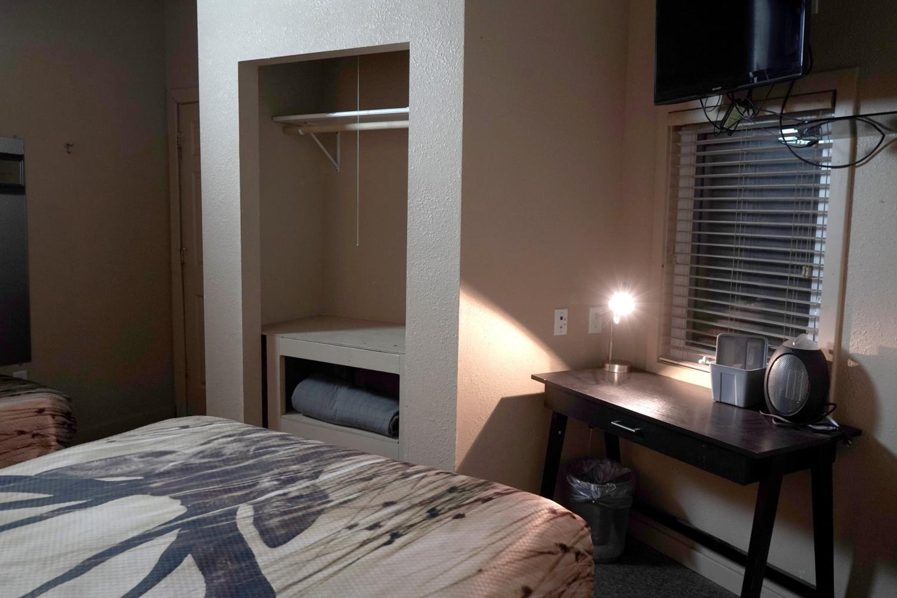 Double Room with Shared Bathroom photo 2