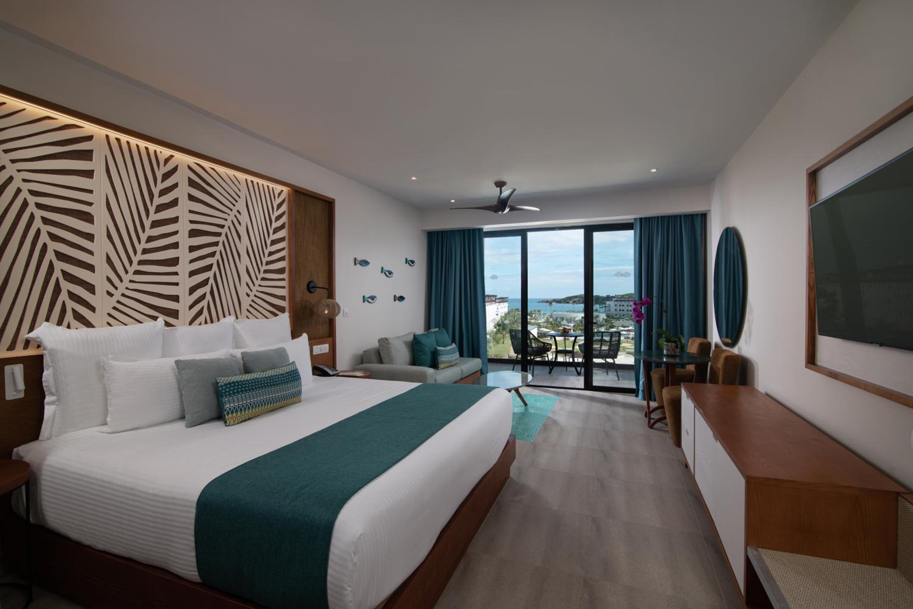 Preferred Club Junior Suite Partial Ocean View King - Photo 3