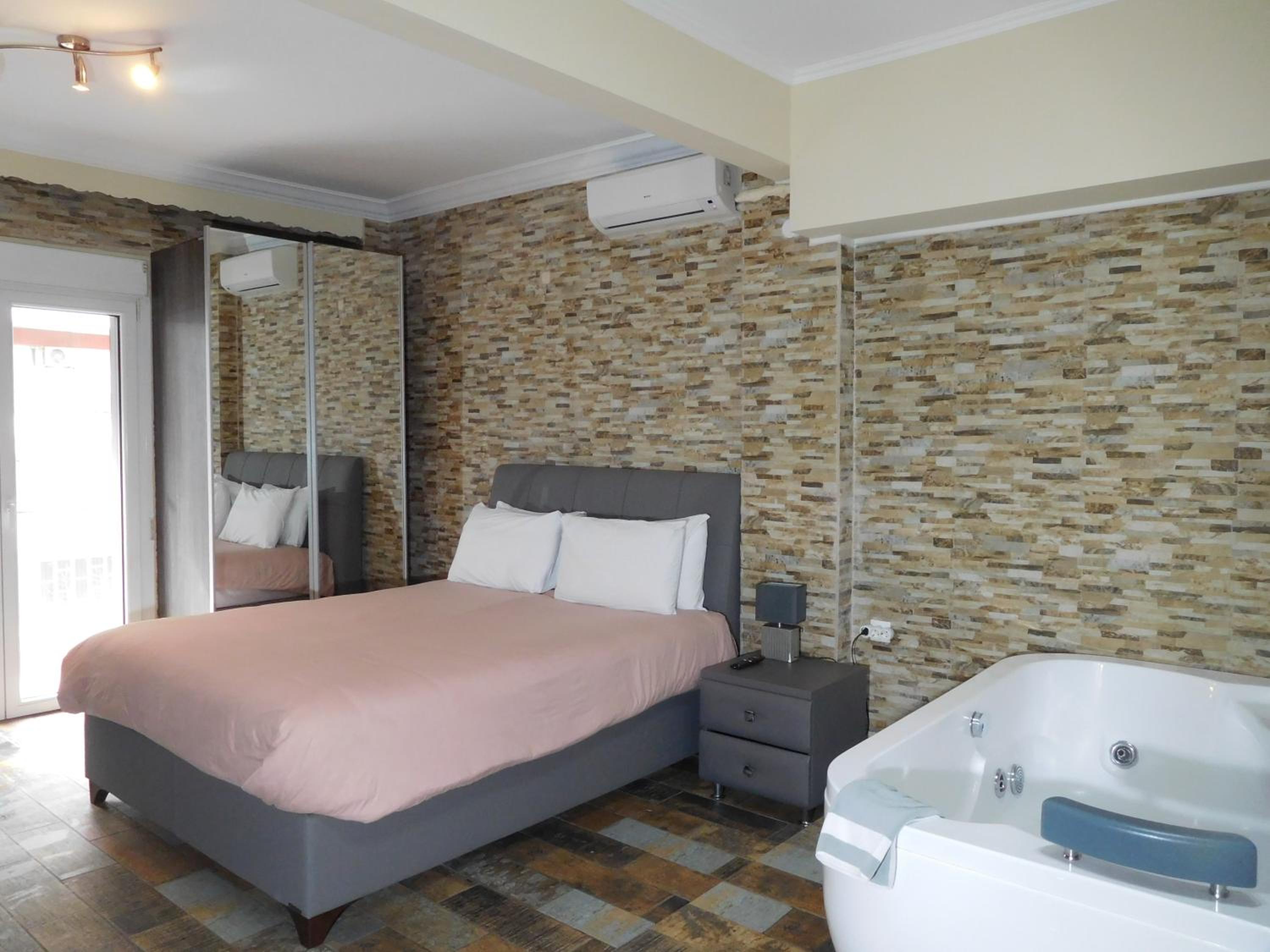 Suite with Spa Bath - Photo 1