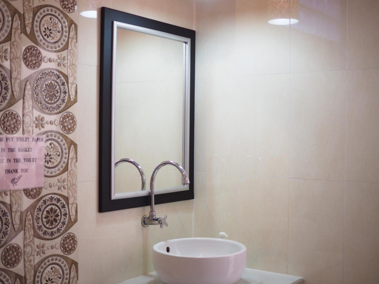 Deluxe King Room - Photo 7