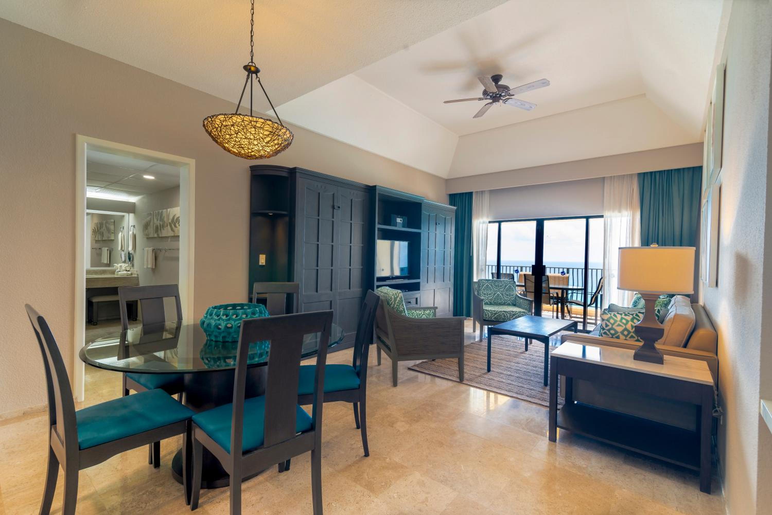 Deluxe One Bedroom Suite Beachfront - Photo 1