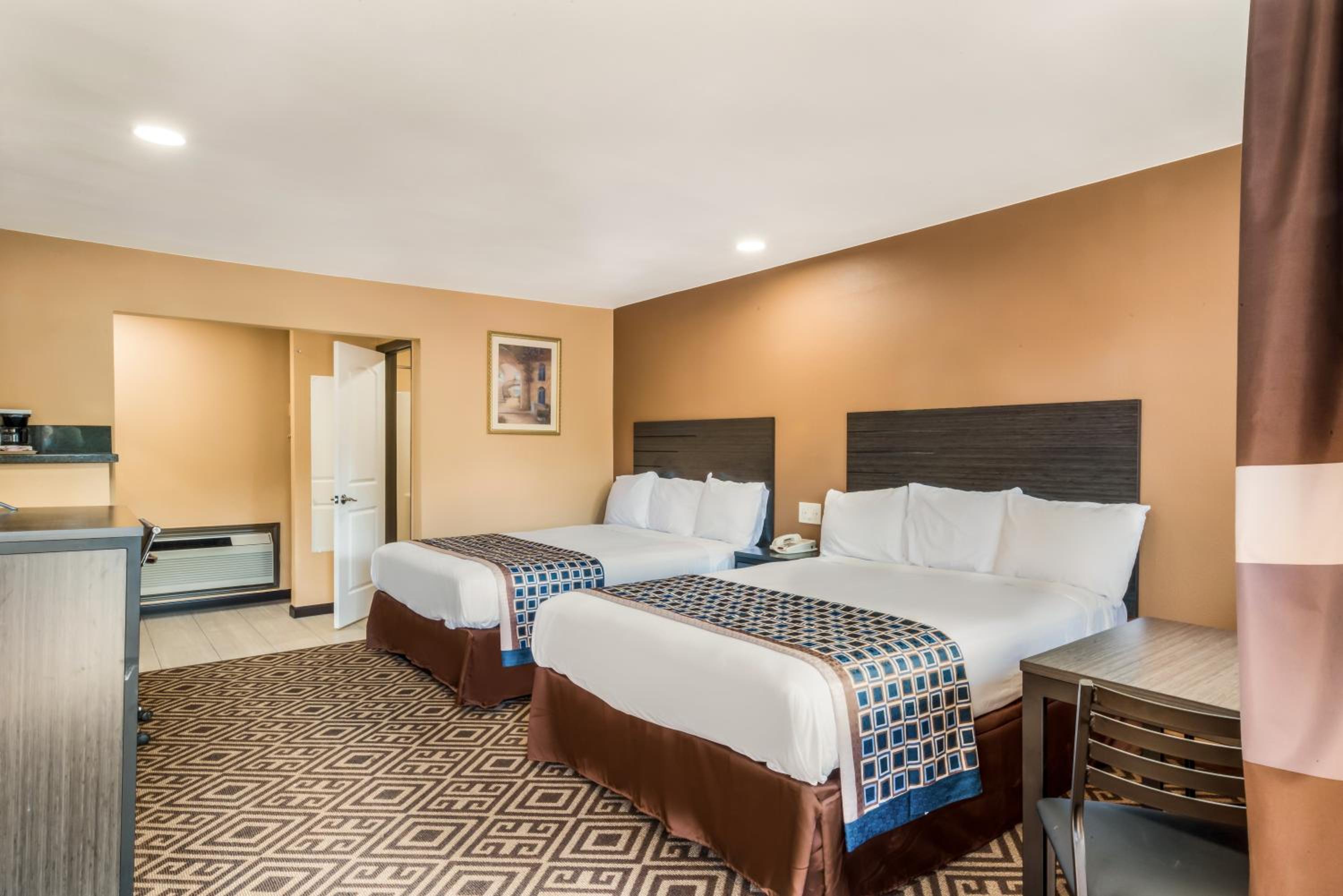 Standard Double Queen Room - Photo 1