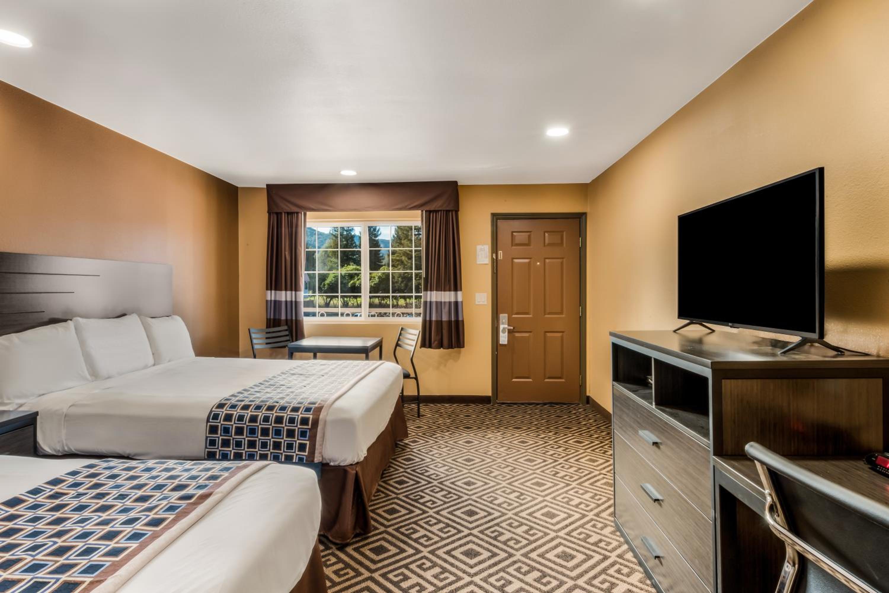 Standard Double Queen Room - Photo 2