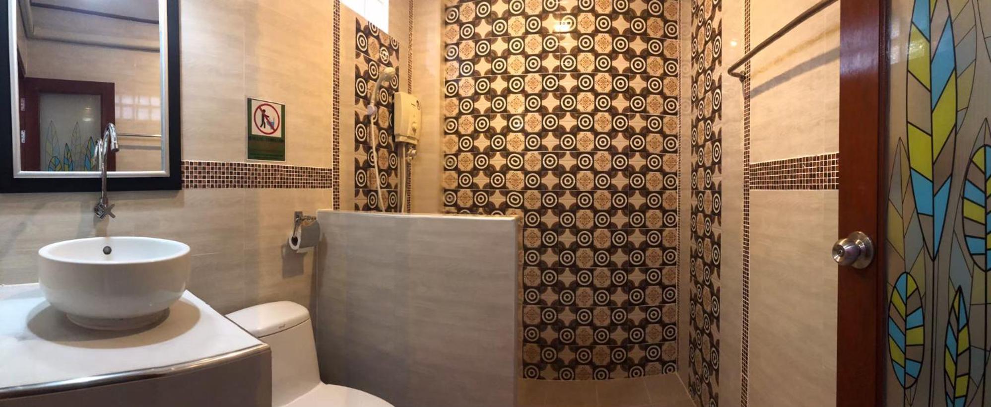 Deluxe King Room - Photo 8