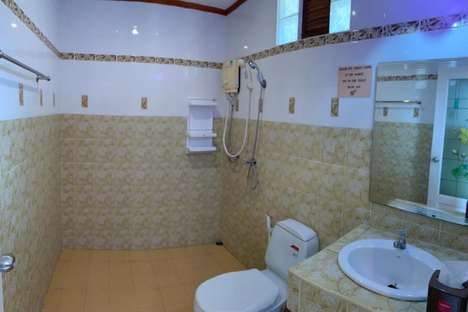 Deluxe King Room - Photo 2