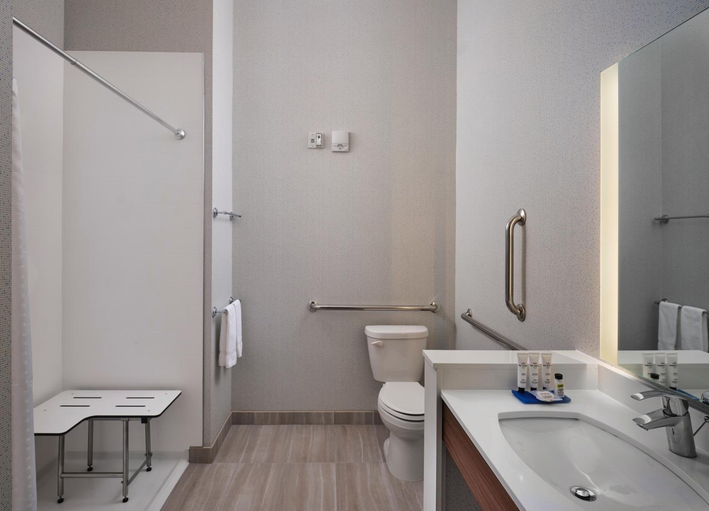 Standard King Room with Accessible Tub - Mobility Access - Photo 3