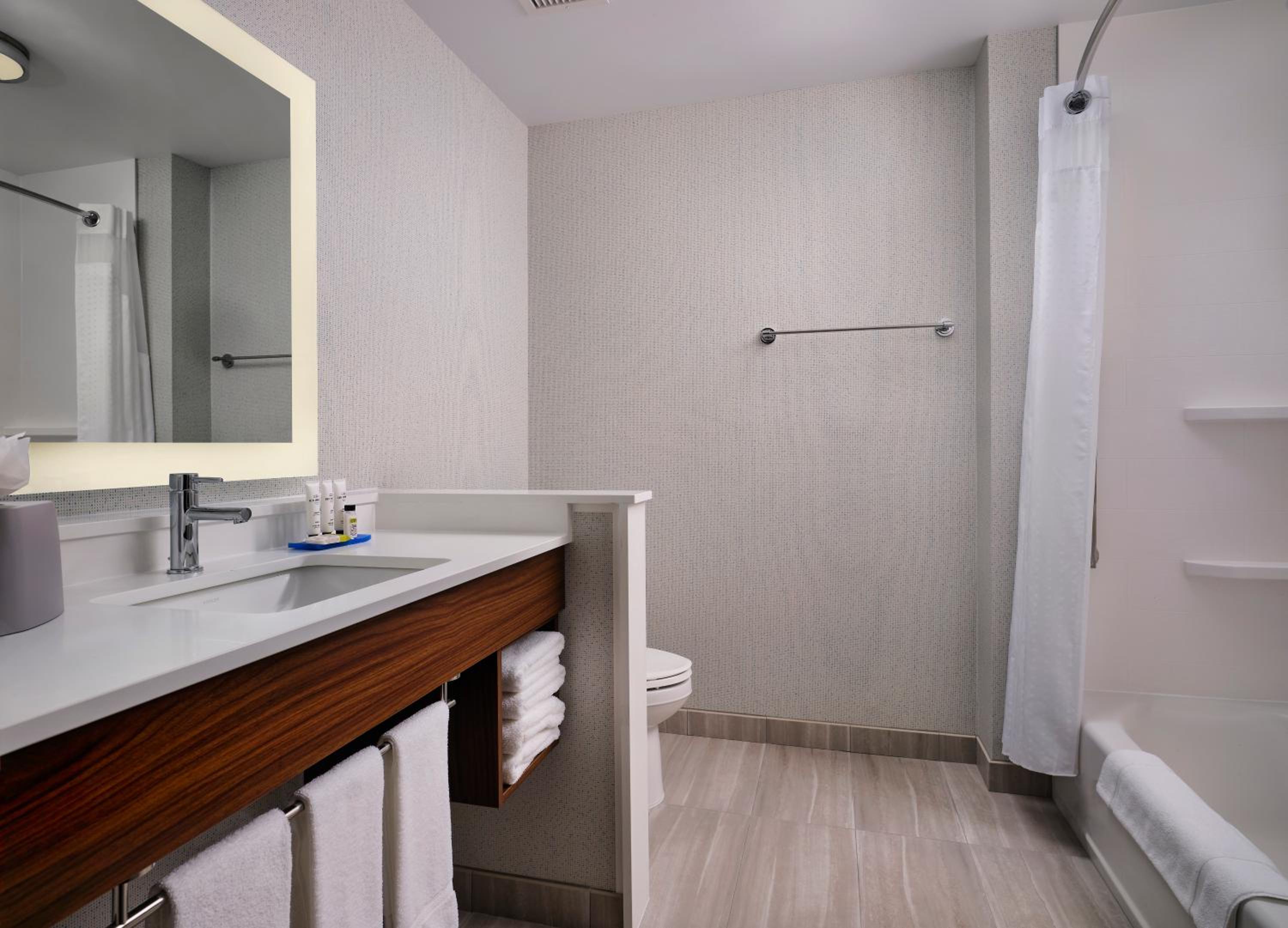 Standard Queen Room with Two Queen Beds - Photo 4
