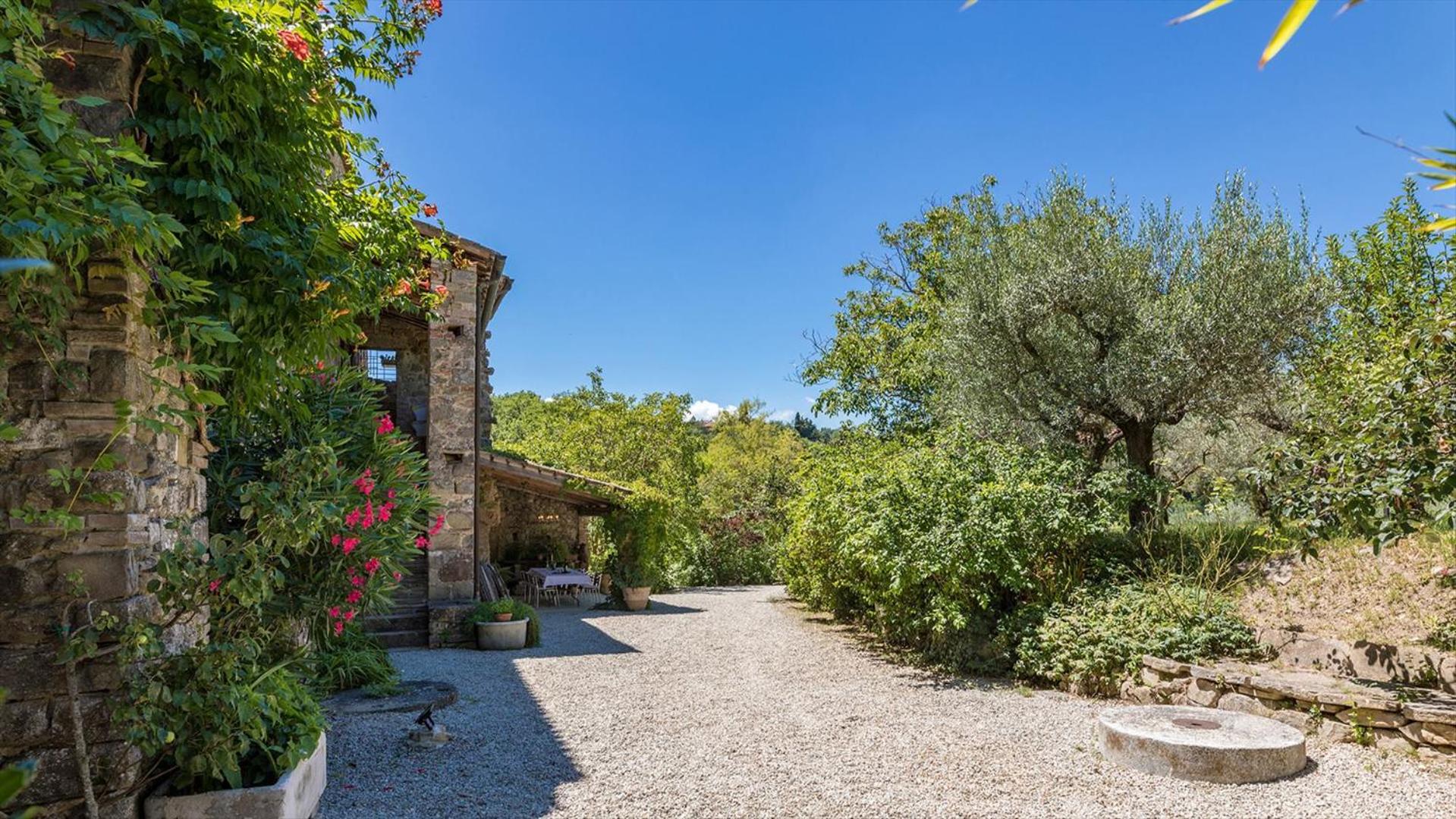 Eight-Bedroom Villa photo 3
