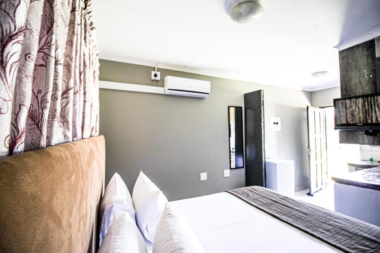 Deluxe Queen Room - Photo 6