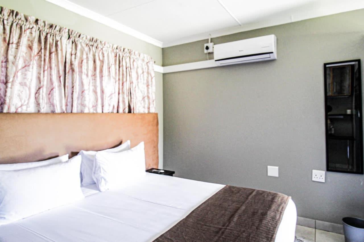 Deluxe Queen Room - Photo 5
