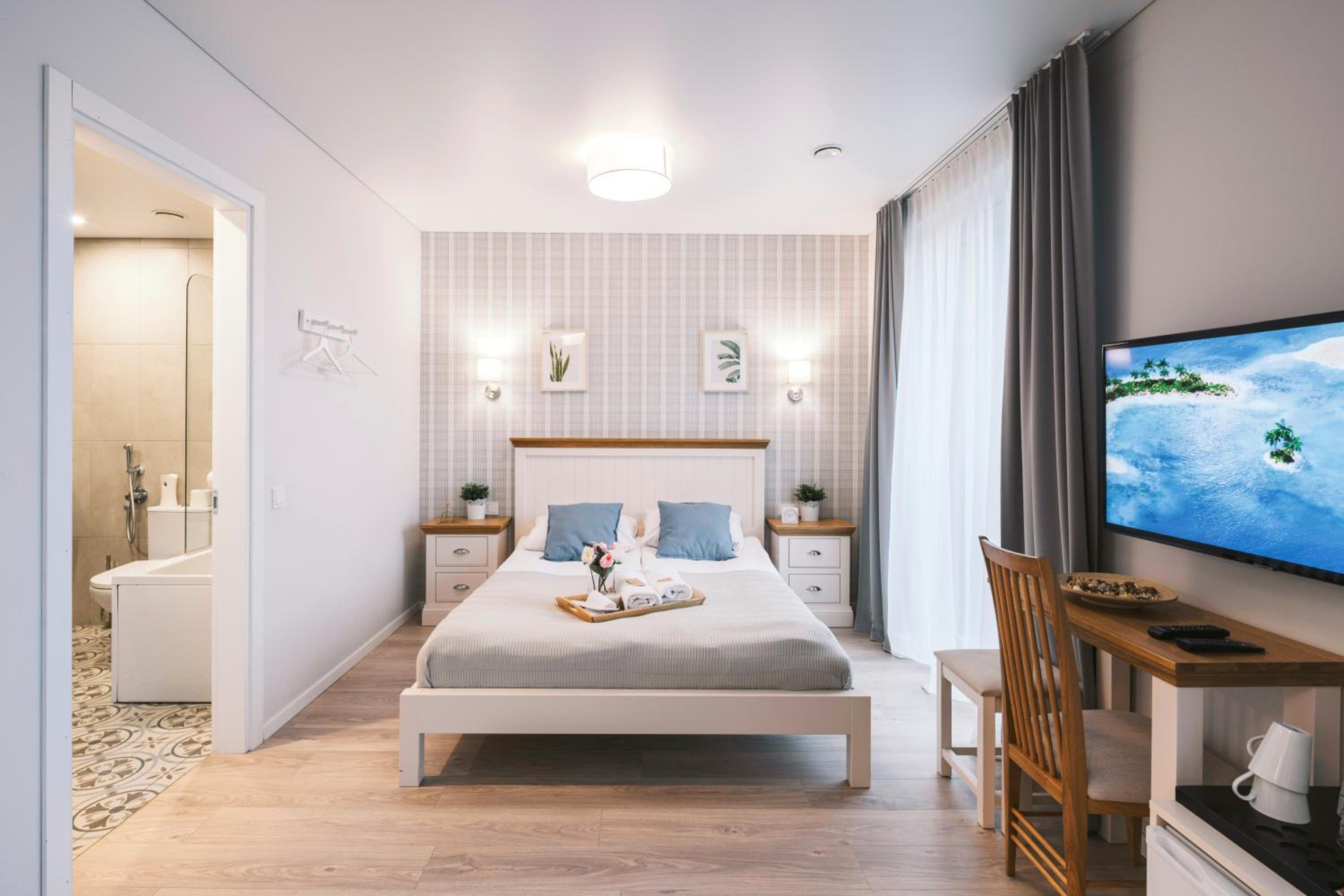 Large Deluxe Room
