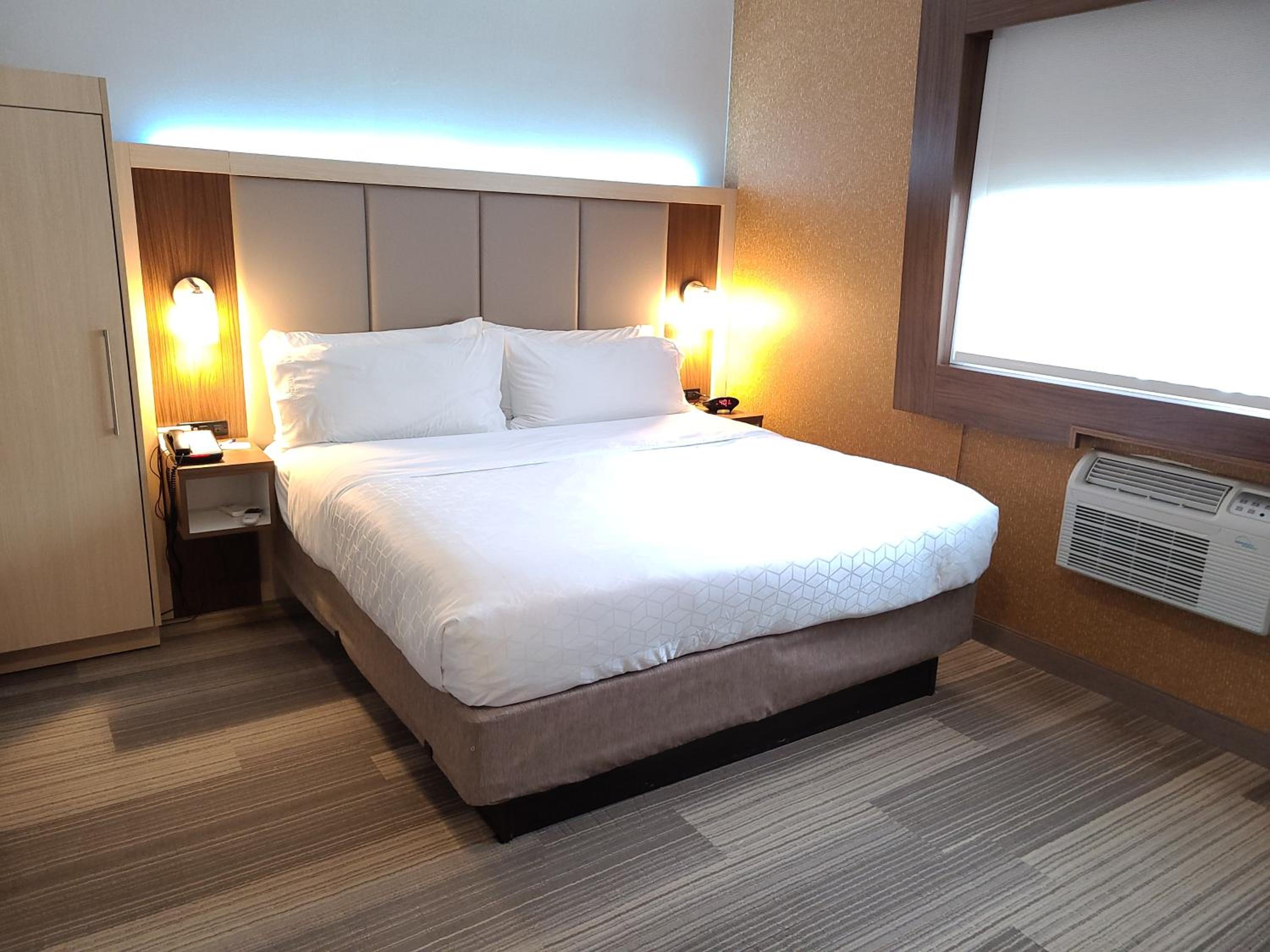 King Room - Hearing Accessible With Roll-In Shower