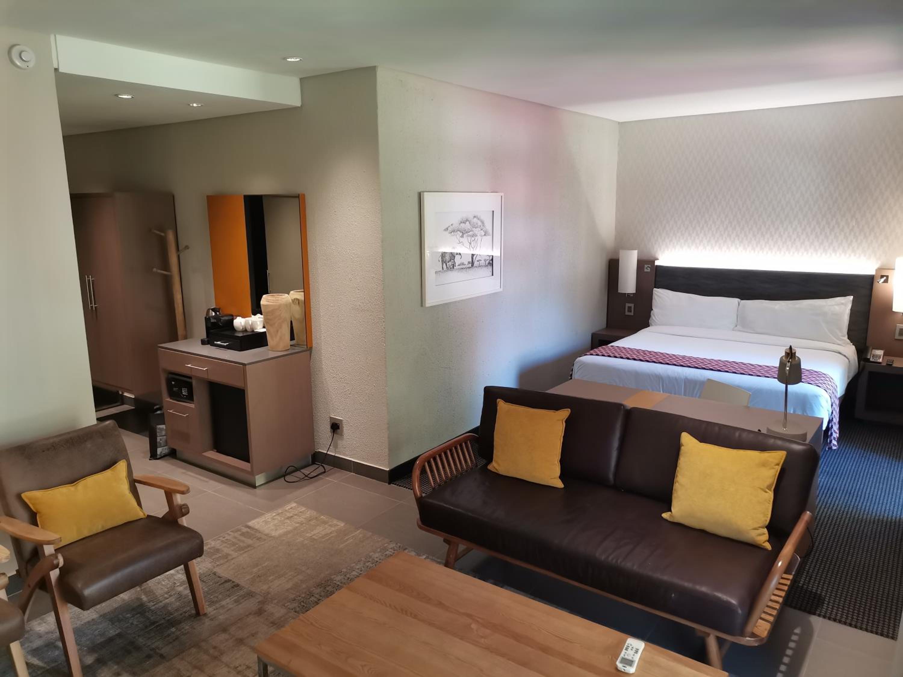 Suite - Photo 5