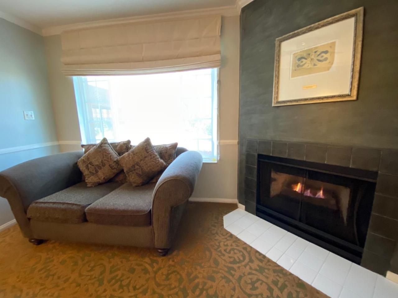 Deluxe King Room - Photo 9