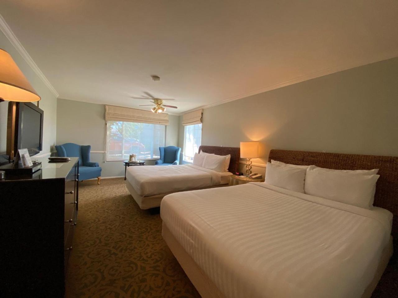 Standard Queen Room with Two Queen Beds - Photo 12
