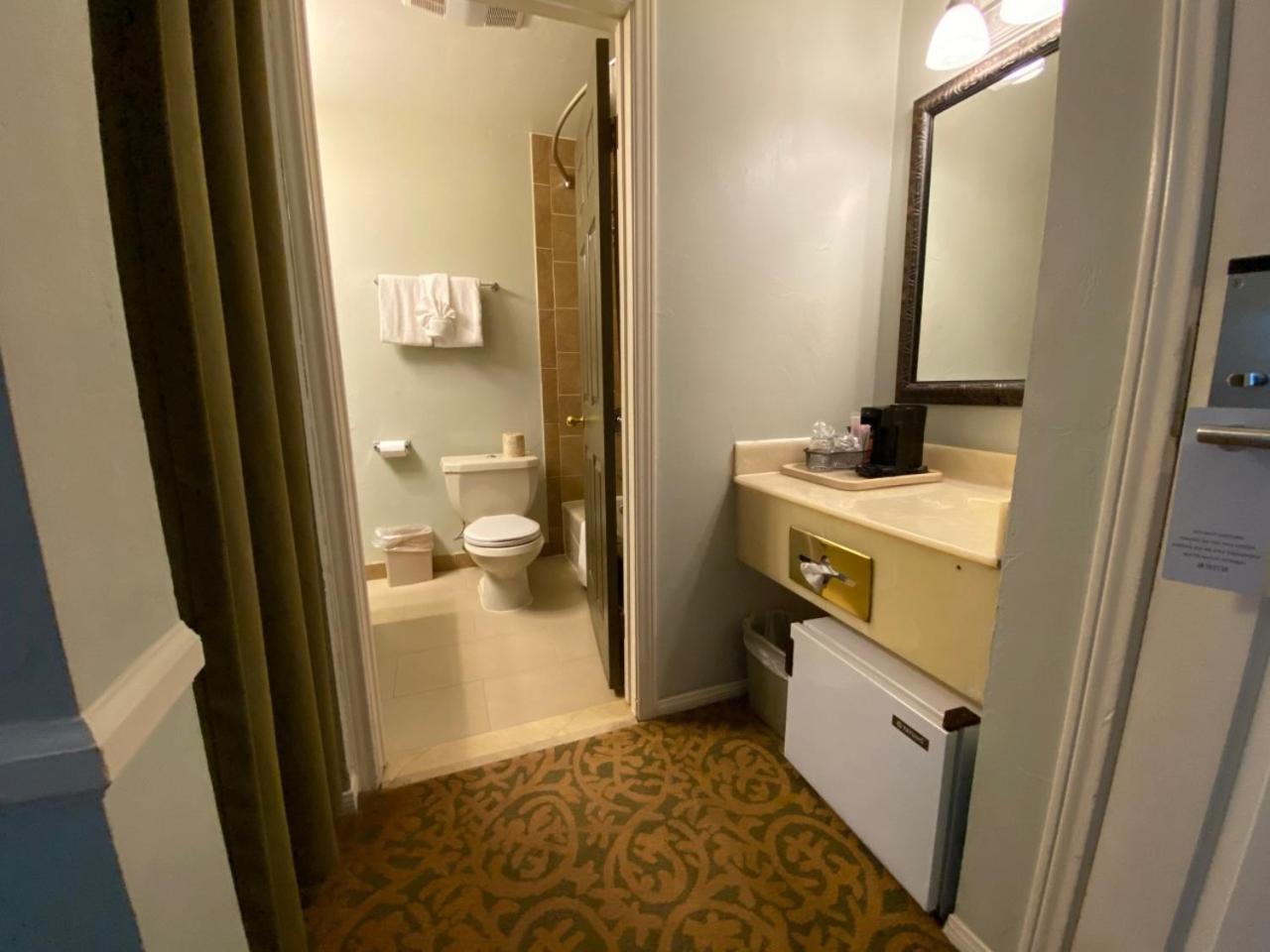 Standard Queen Room with Two Queen Beds - Photo 6