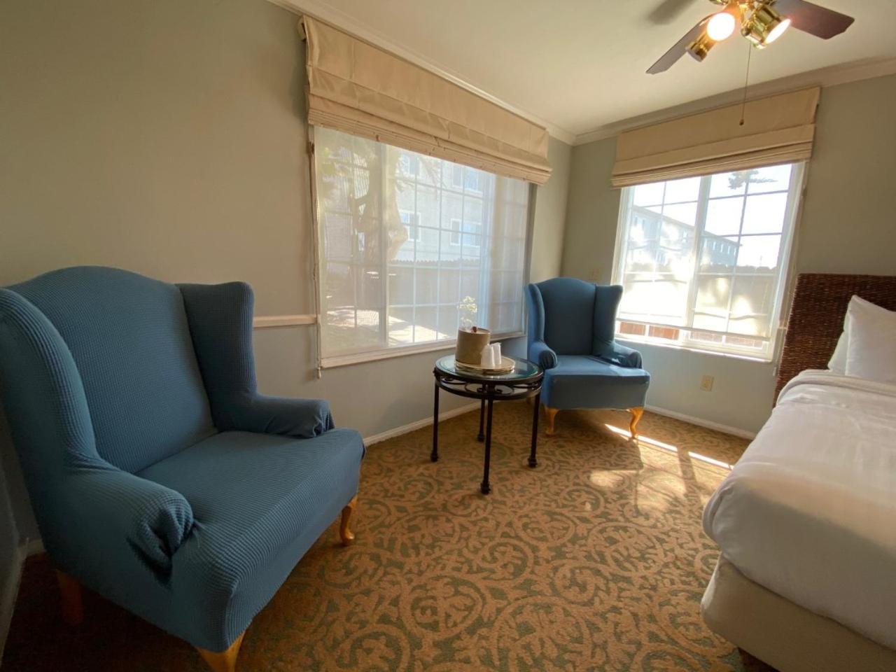 Standard Queen Room with Two Queen Beds - Photo 13