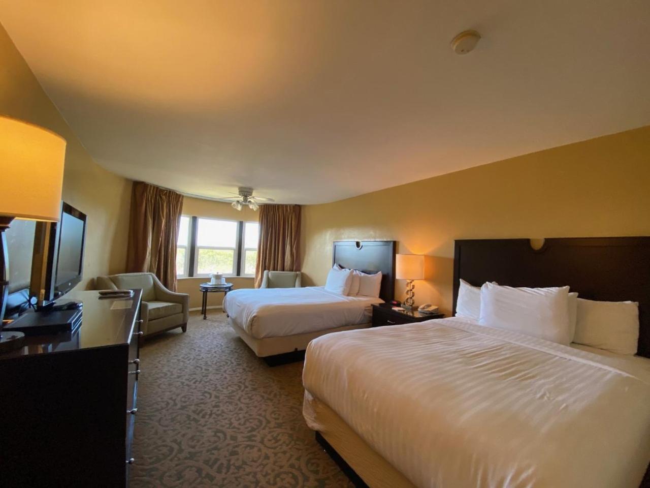 Standard Queen Room with Two Queen Beds - Photo 14