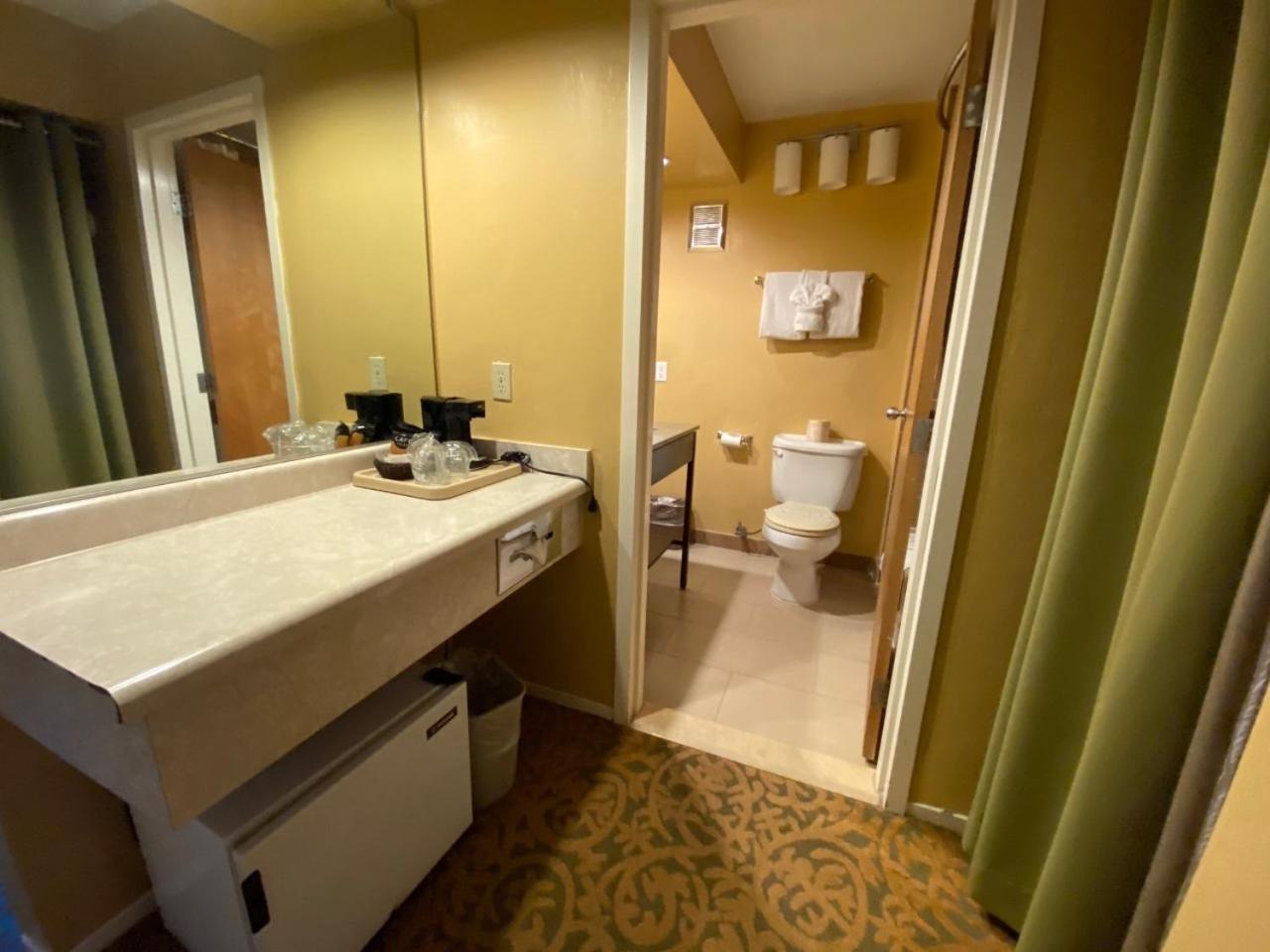 Standard Queen Room with Two Queen Beds - Photo 9