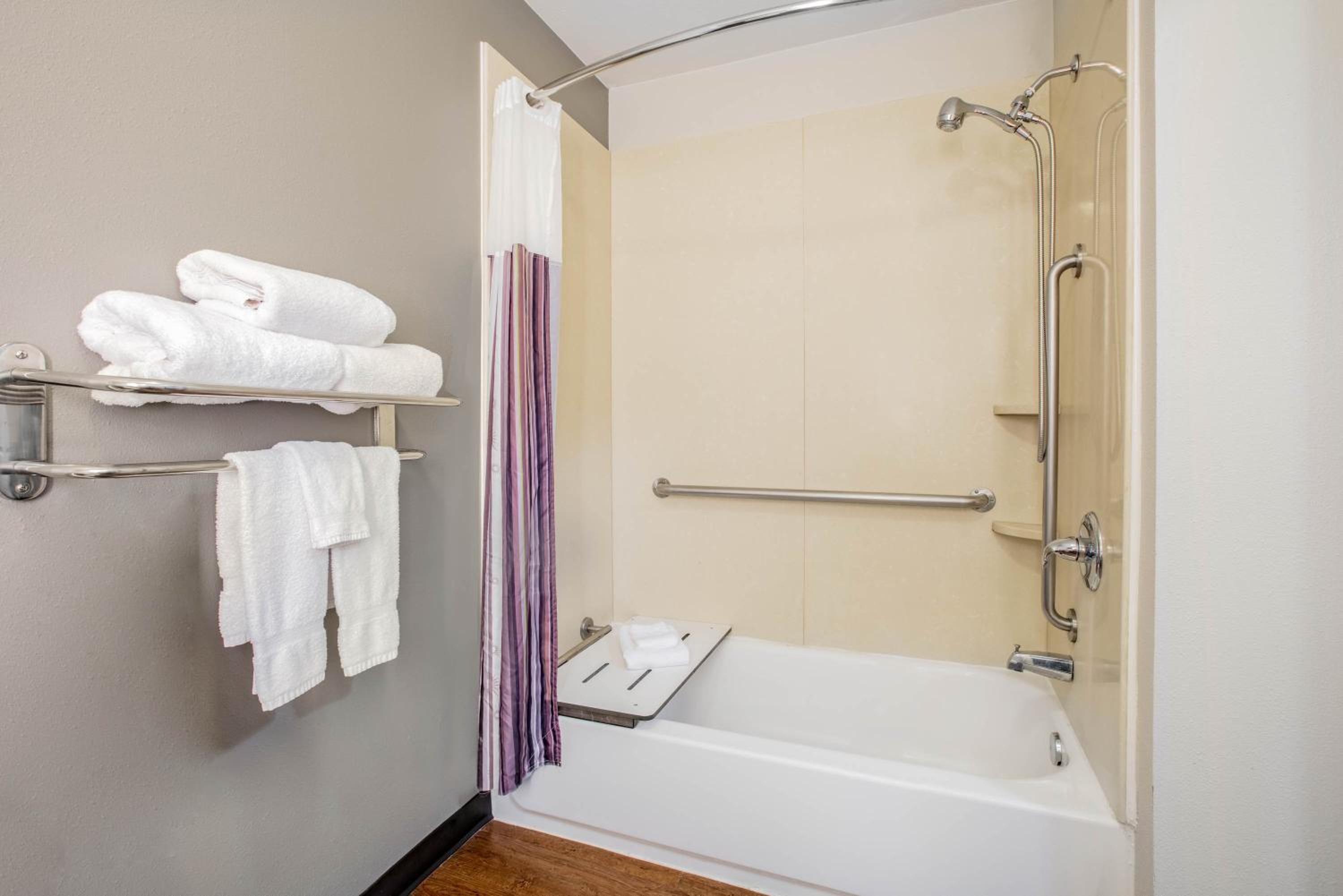 Queen Room with Two Queen Beds and Bath Tub - Mobility/Hearing Accessible - Non-Smoking - Photo 2