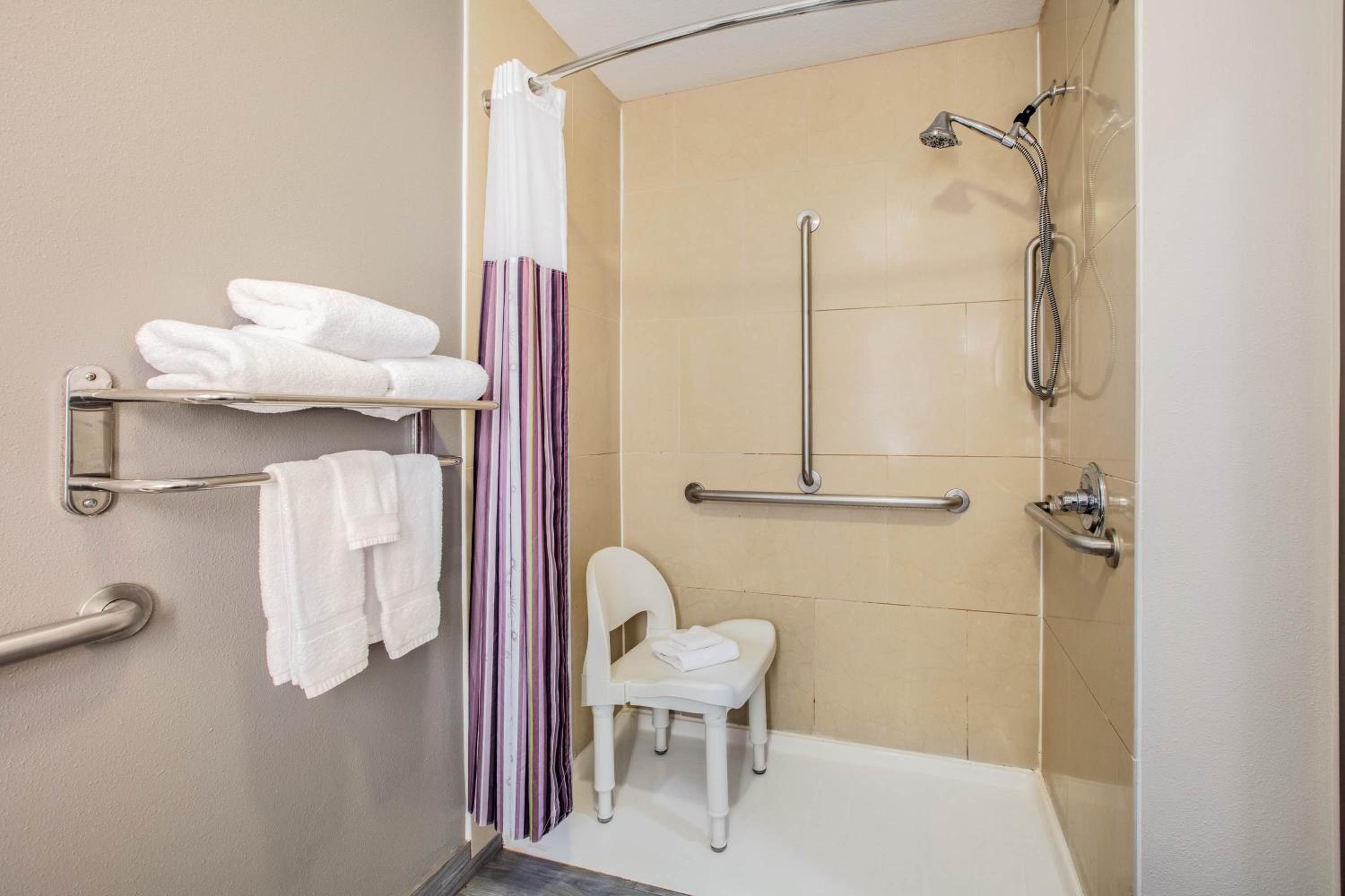Queen Room with Two Queen Beds and Bath Tub - Mobility/Hearing Accessible - Non-Smoking - Photo 5