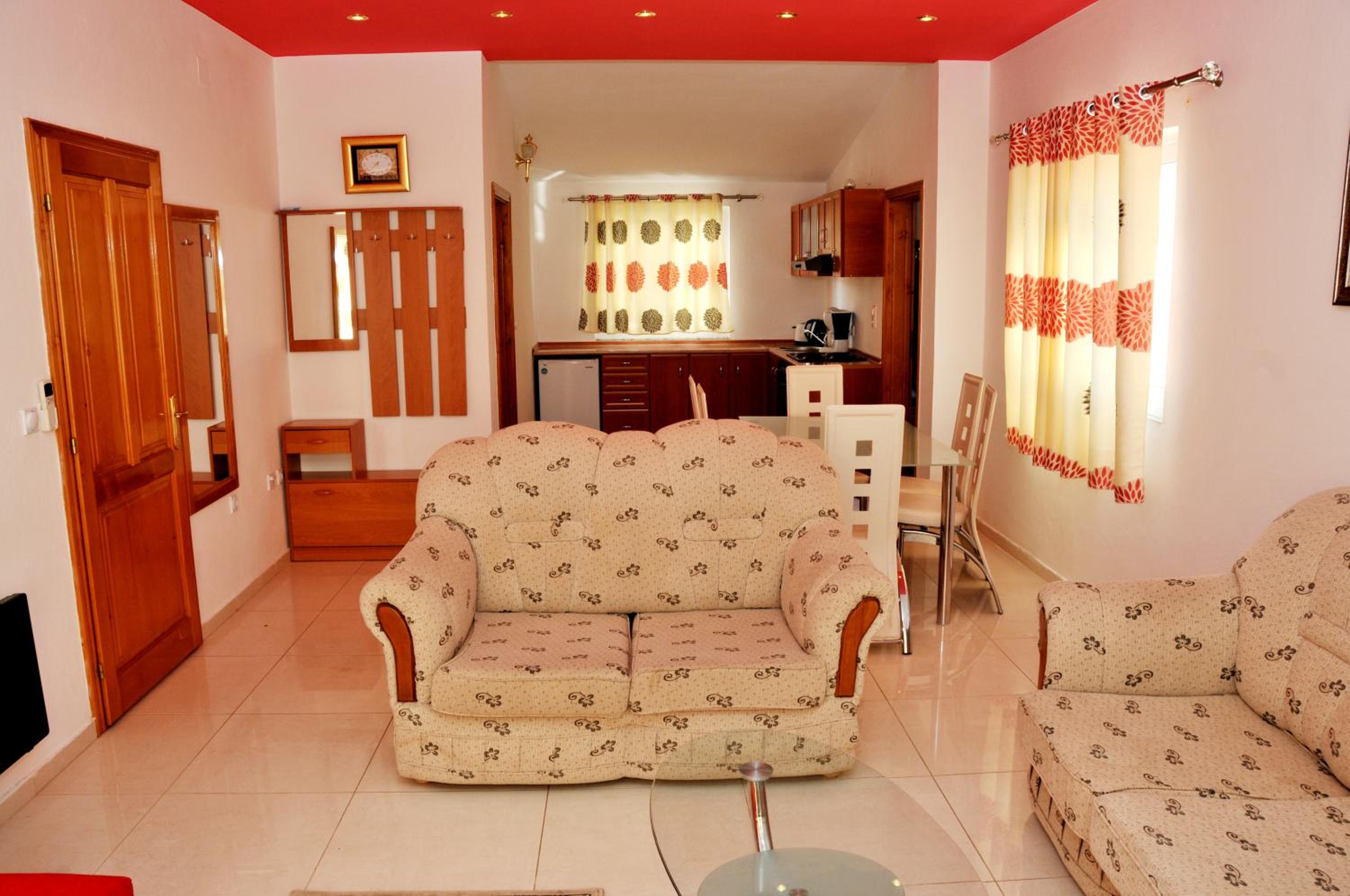 Luxury Two-Bedroom Apartment with Spa Bath and Terrace  - Photo 3