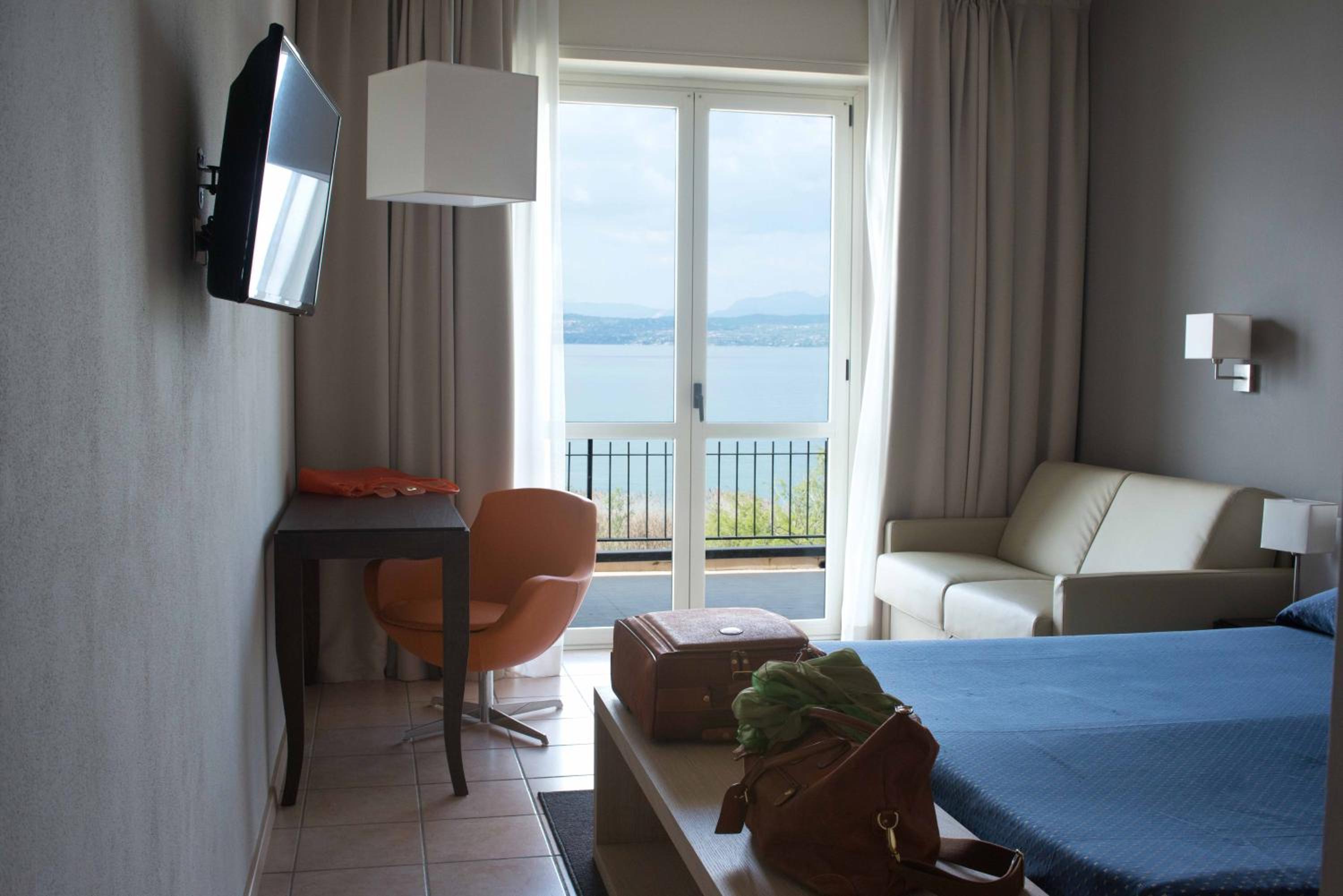 Deluxe Double Room terrace - Lake View