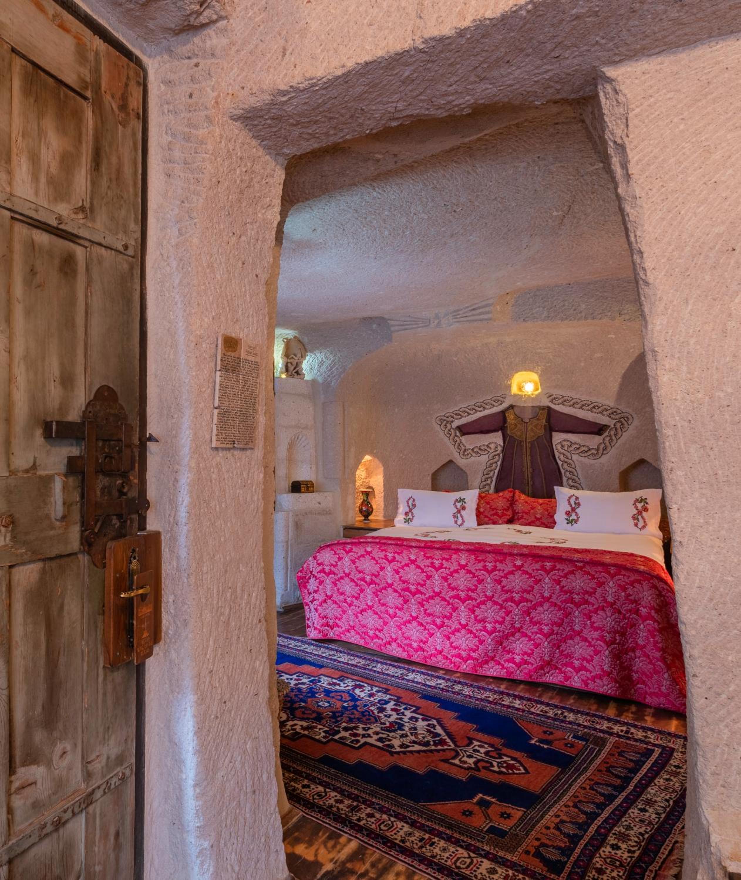 Cave Suite - Photo 18