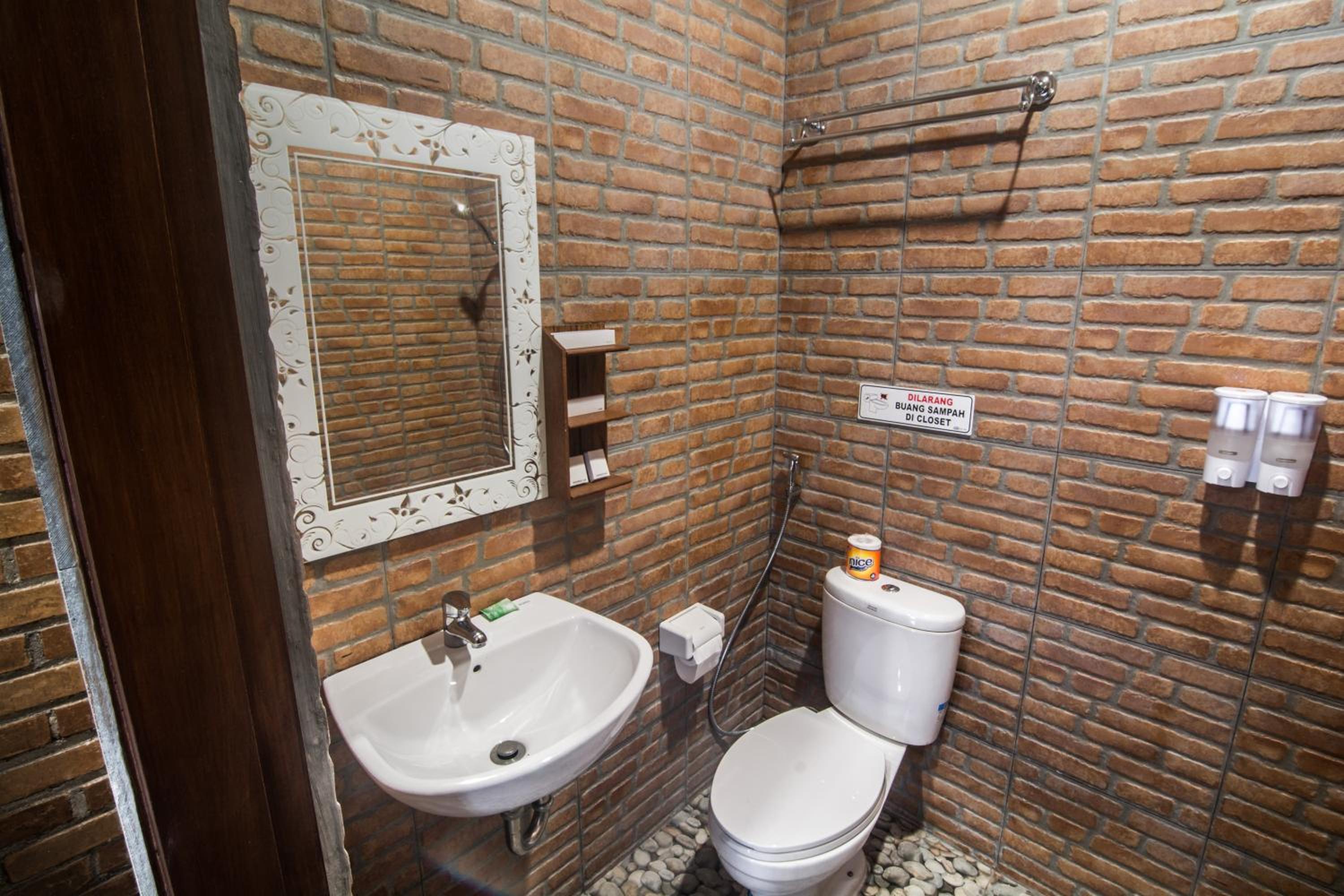 Deluxe Twin Room - Photo 11
