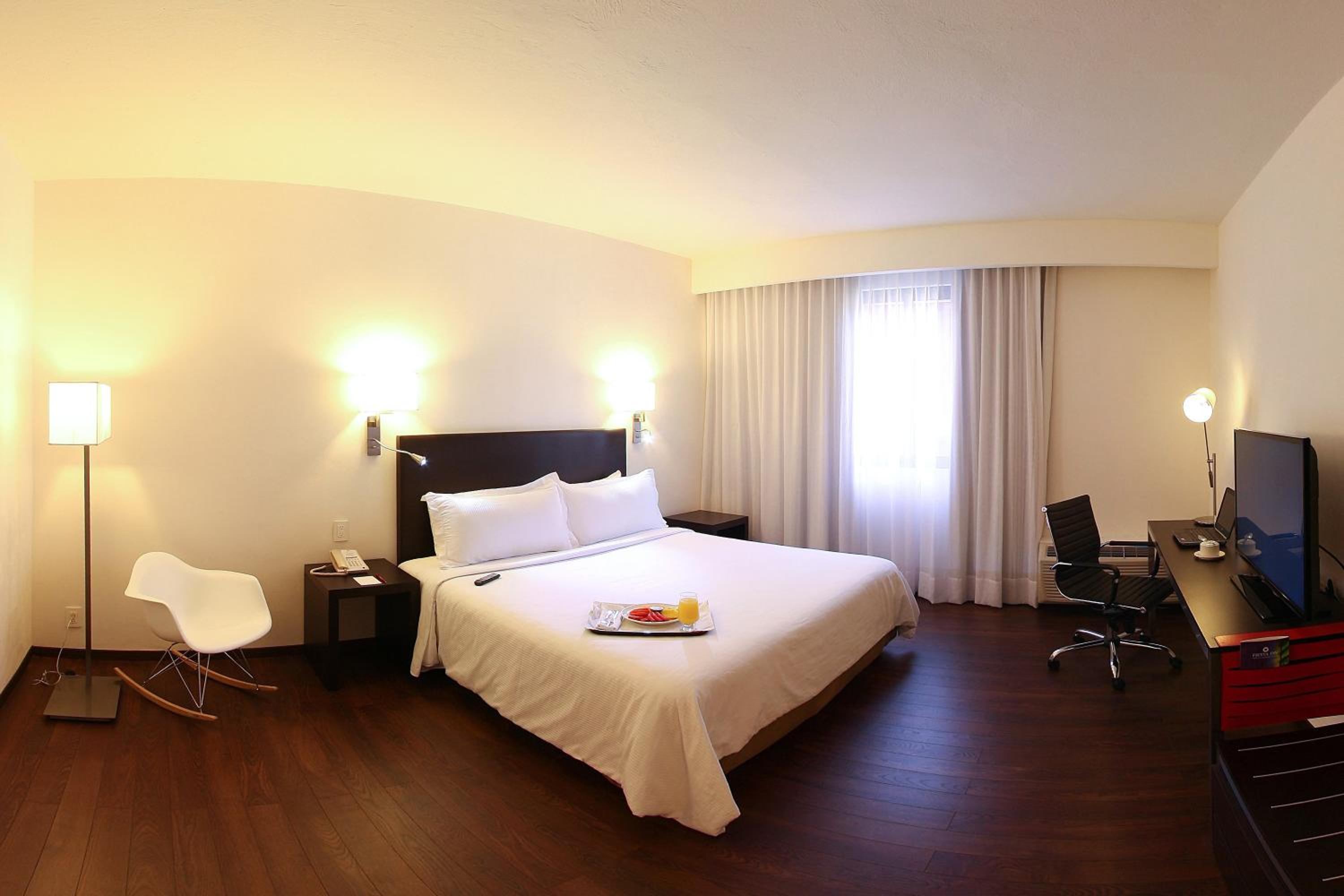 Deluxe Room 1 King - Photo 7