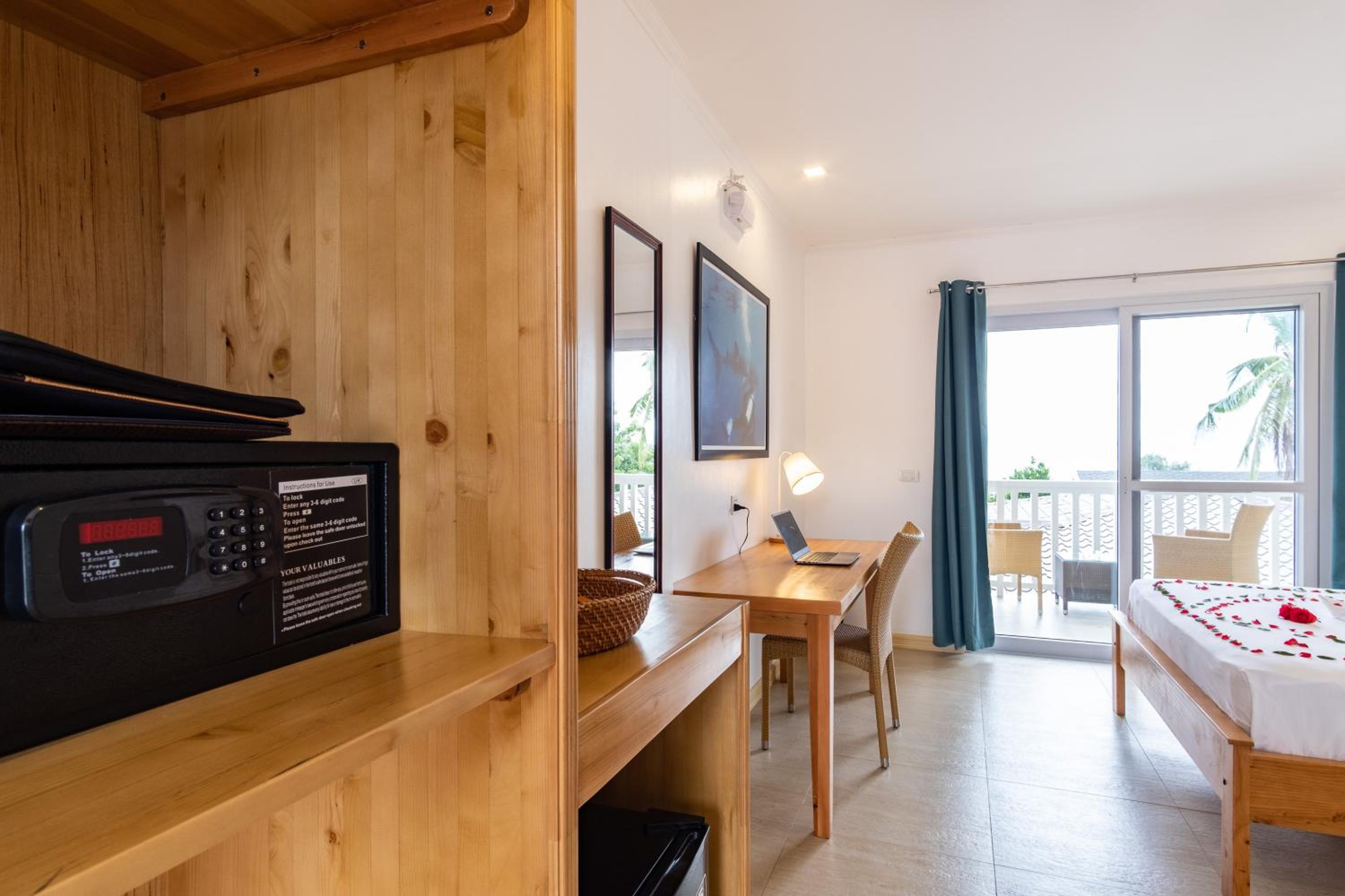 King Room with Sea View - Photo 2