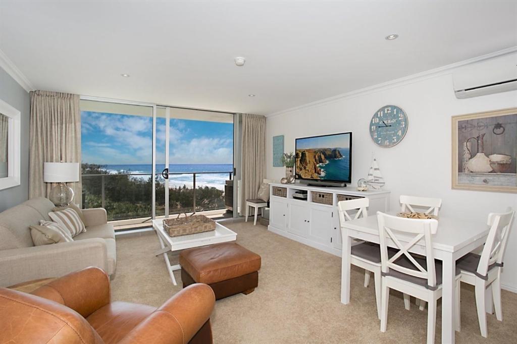 Deluxe One-Bedroom Apartment