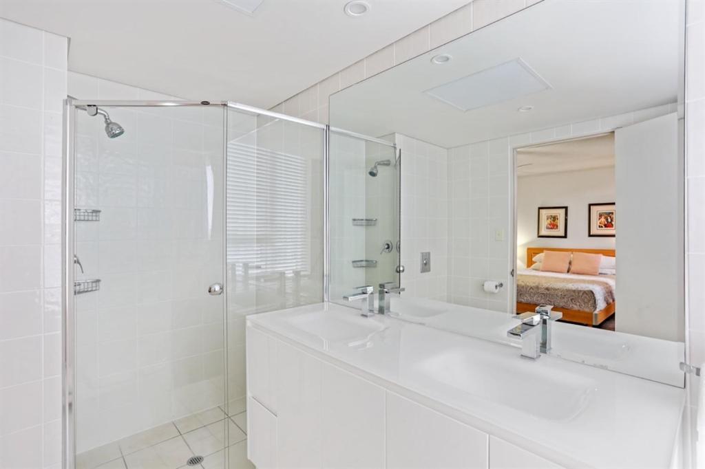 Deluxe Two-Bedroom Apartment thumbnail 5