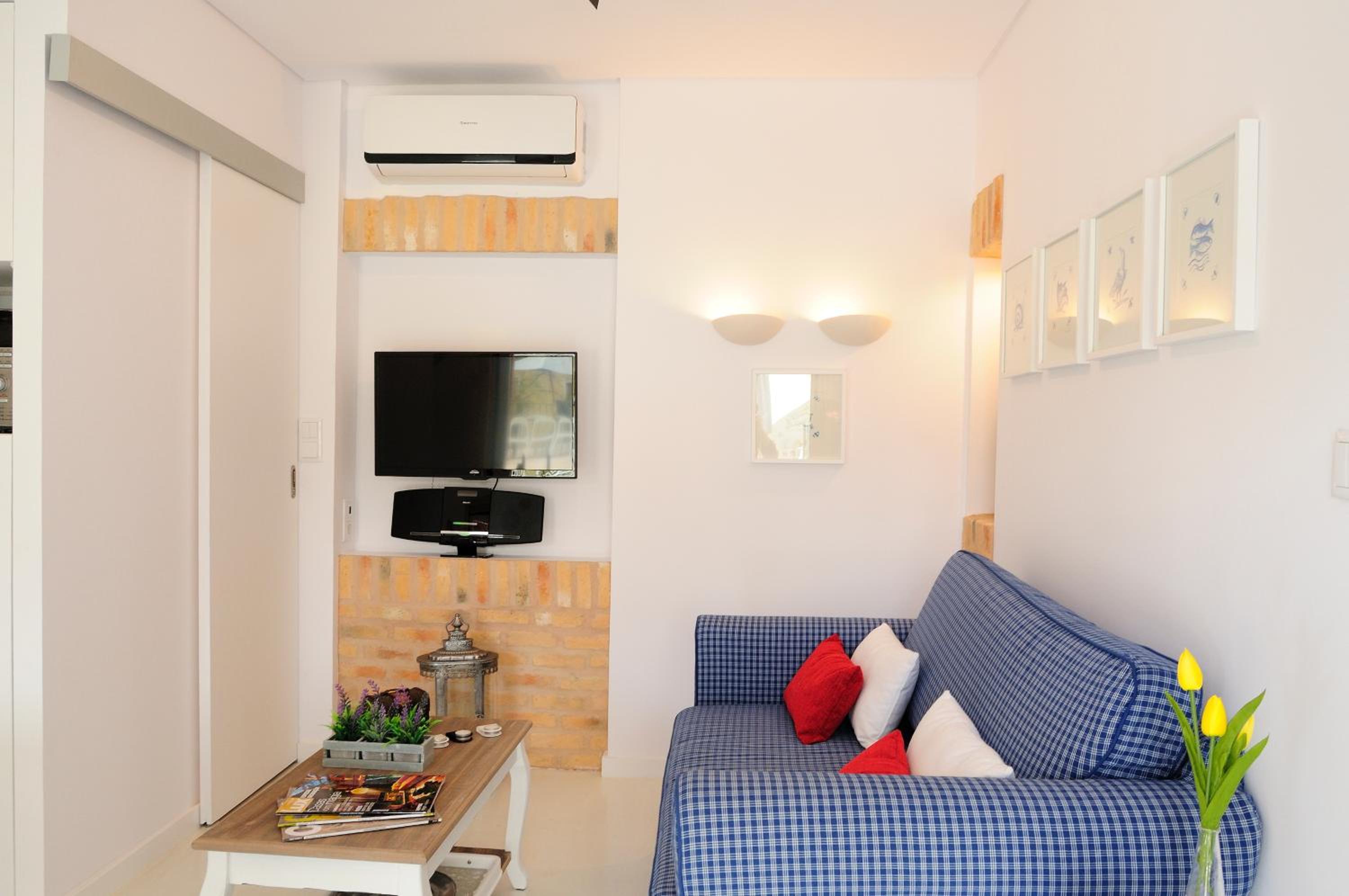 One-Bedroom Standard Apartment photo 2