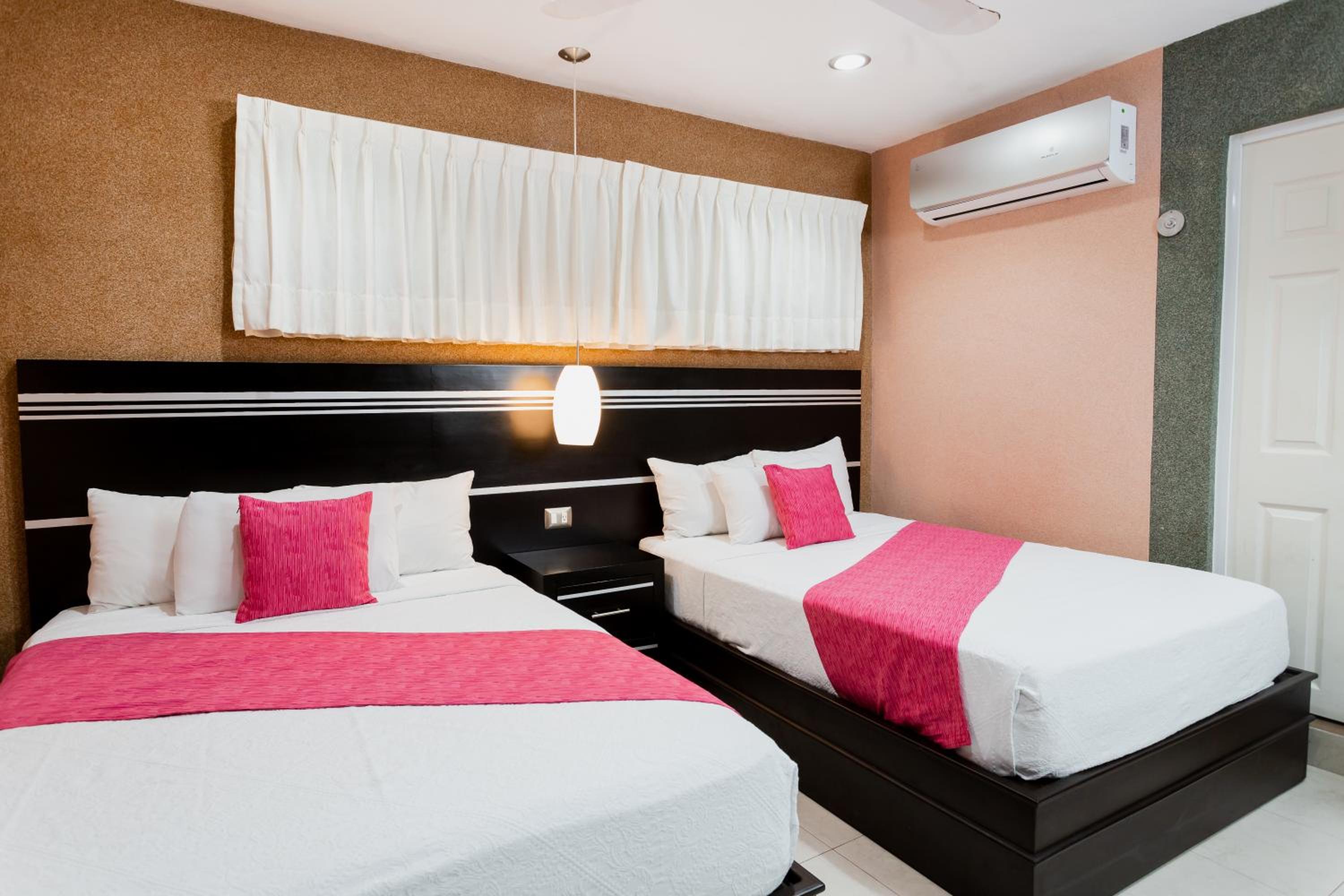 Deluxe Queen Room with Two Queen Beds photo 3