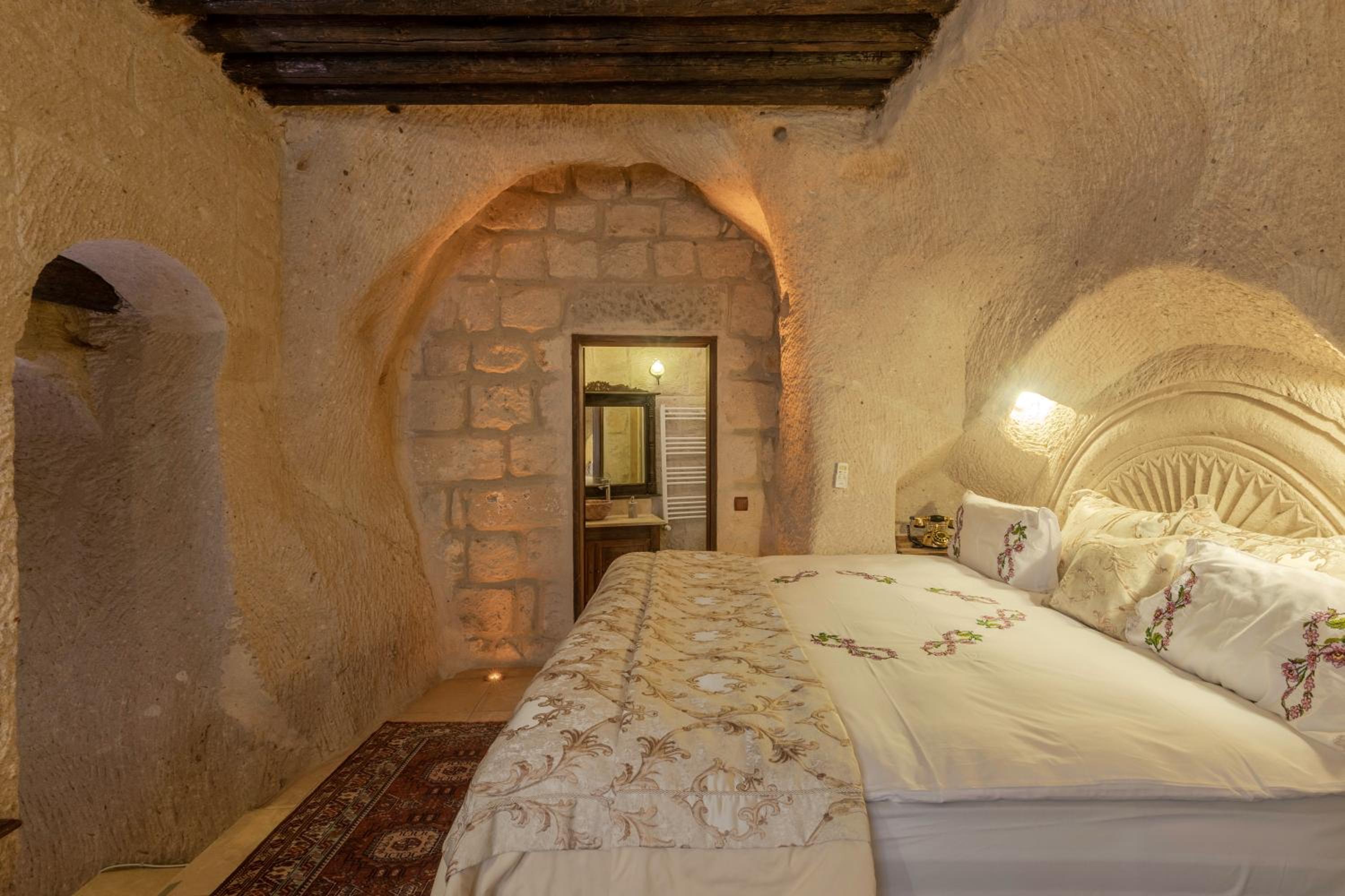 Deluxe Cave Room - Photo 6