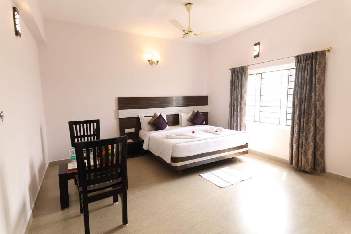 Deluxe Double Room (2 Adults + 1 Child) - Photo 7
