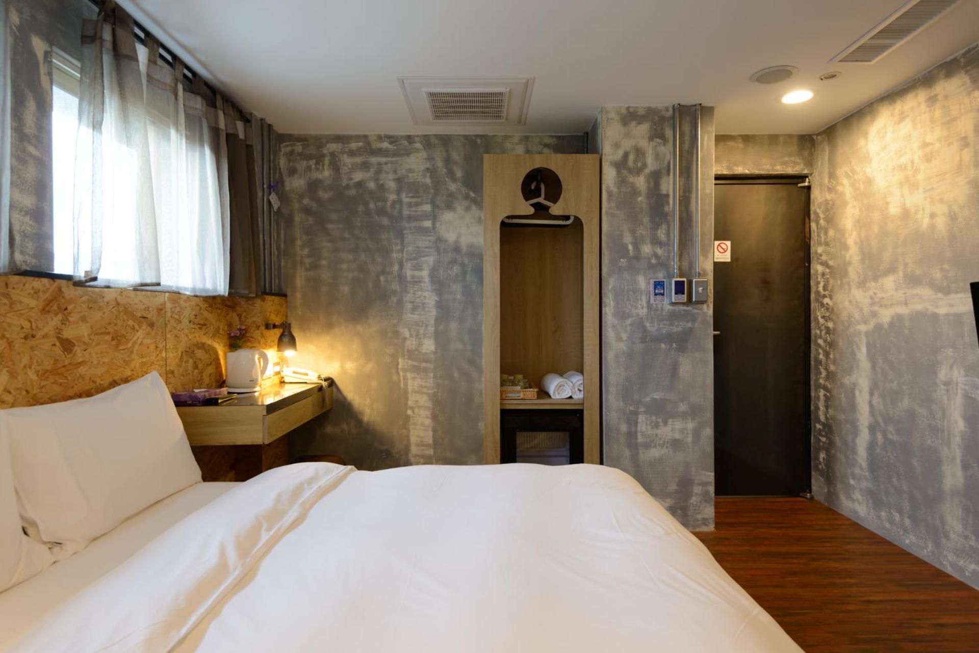 Deluxe Double Room with Bath photo 2