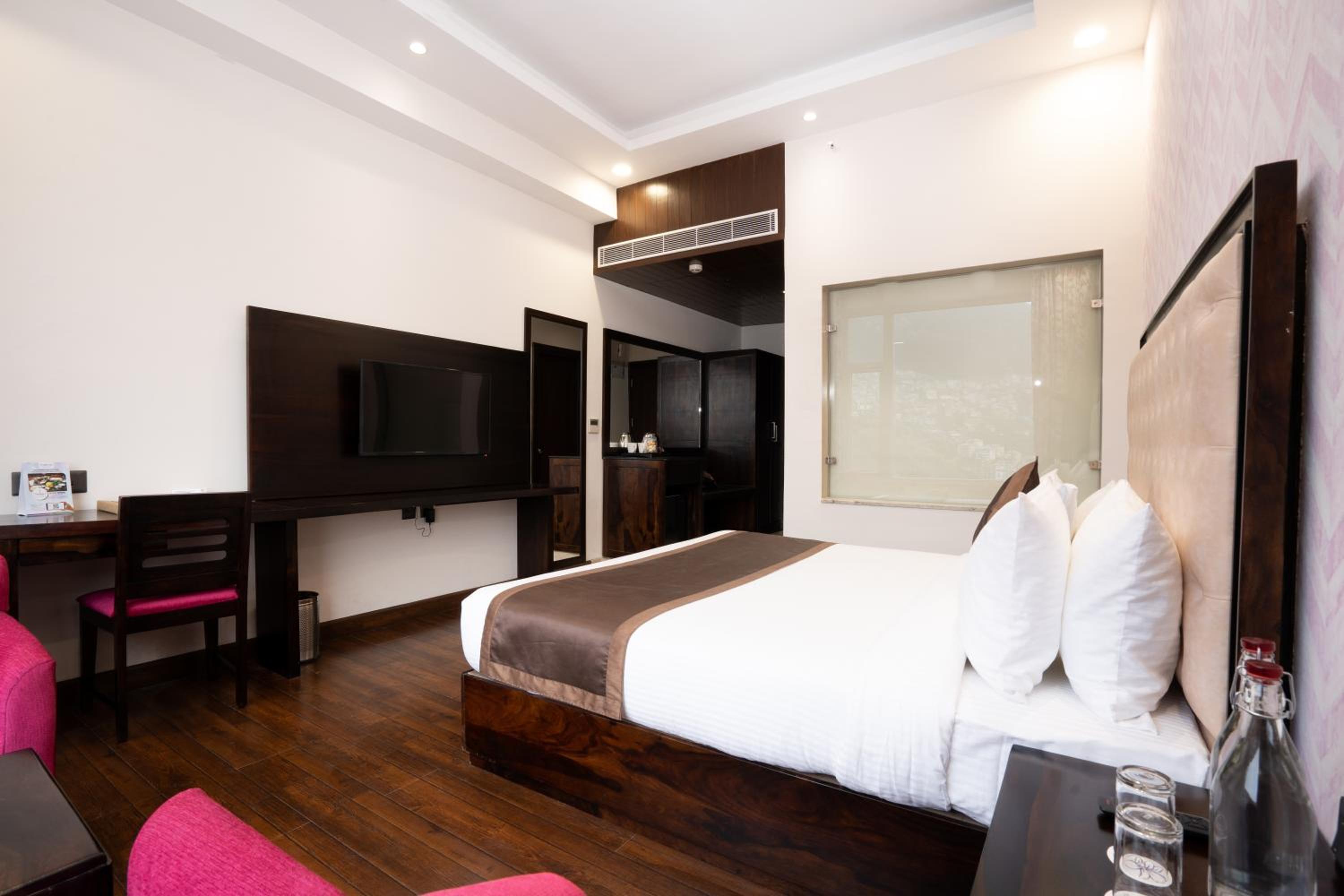 Deluxe King Room - Photo 9